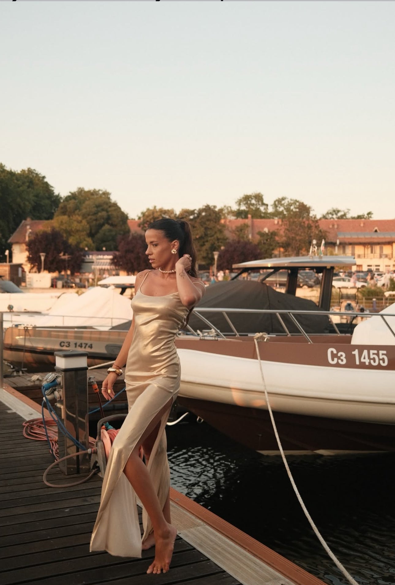 Long dress with subtle shimmer in gold: Gleam