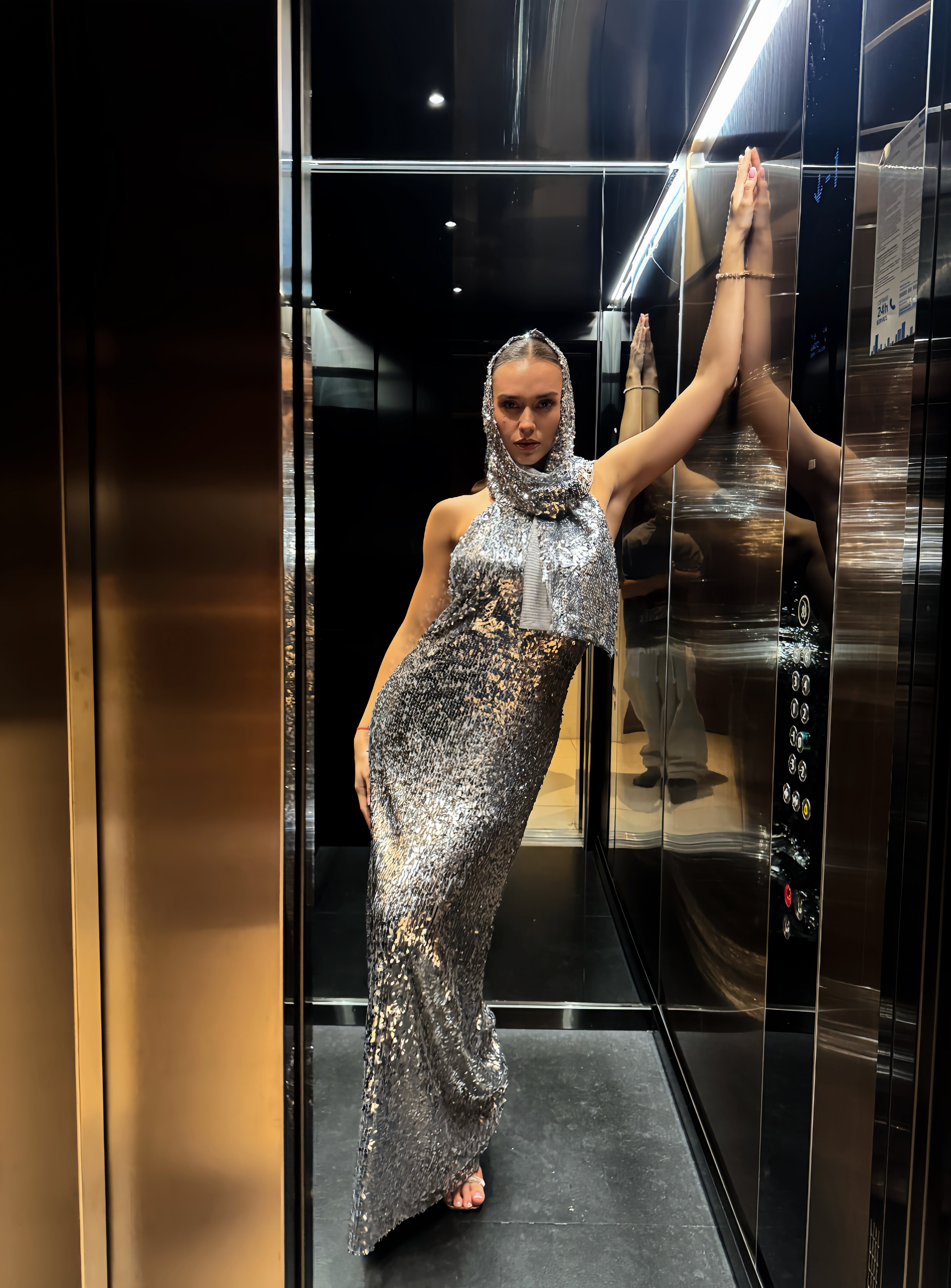 Официална рокля с гол гръб с пайети в сребристо: Grande Opera