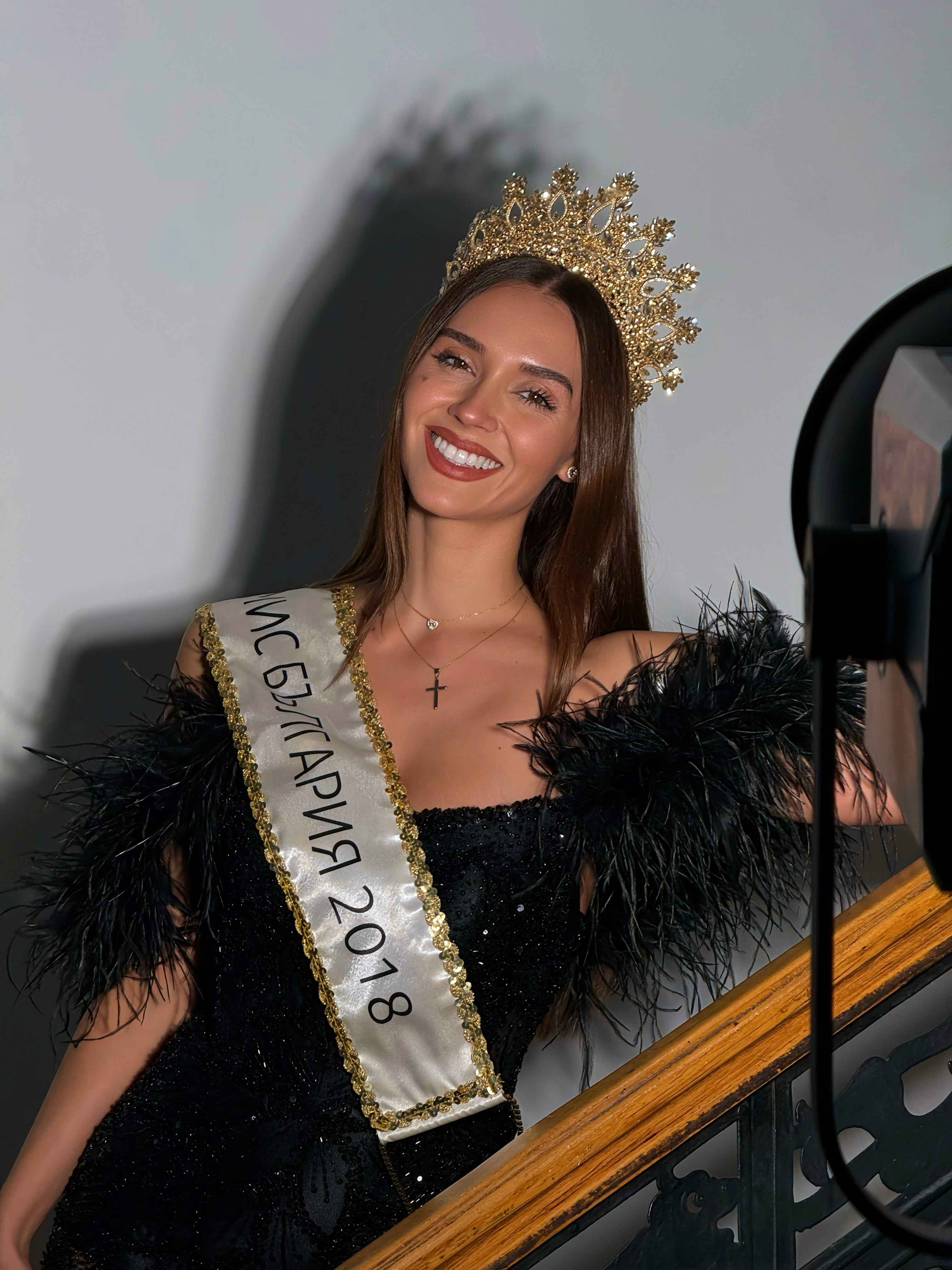 Официална рокля с пера в черно: Plam