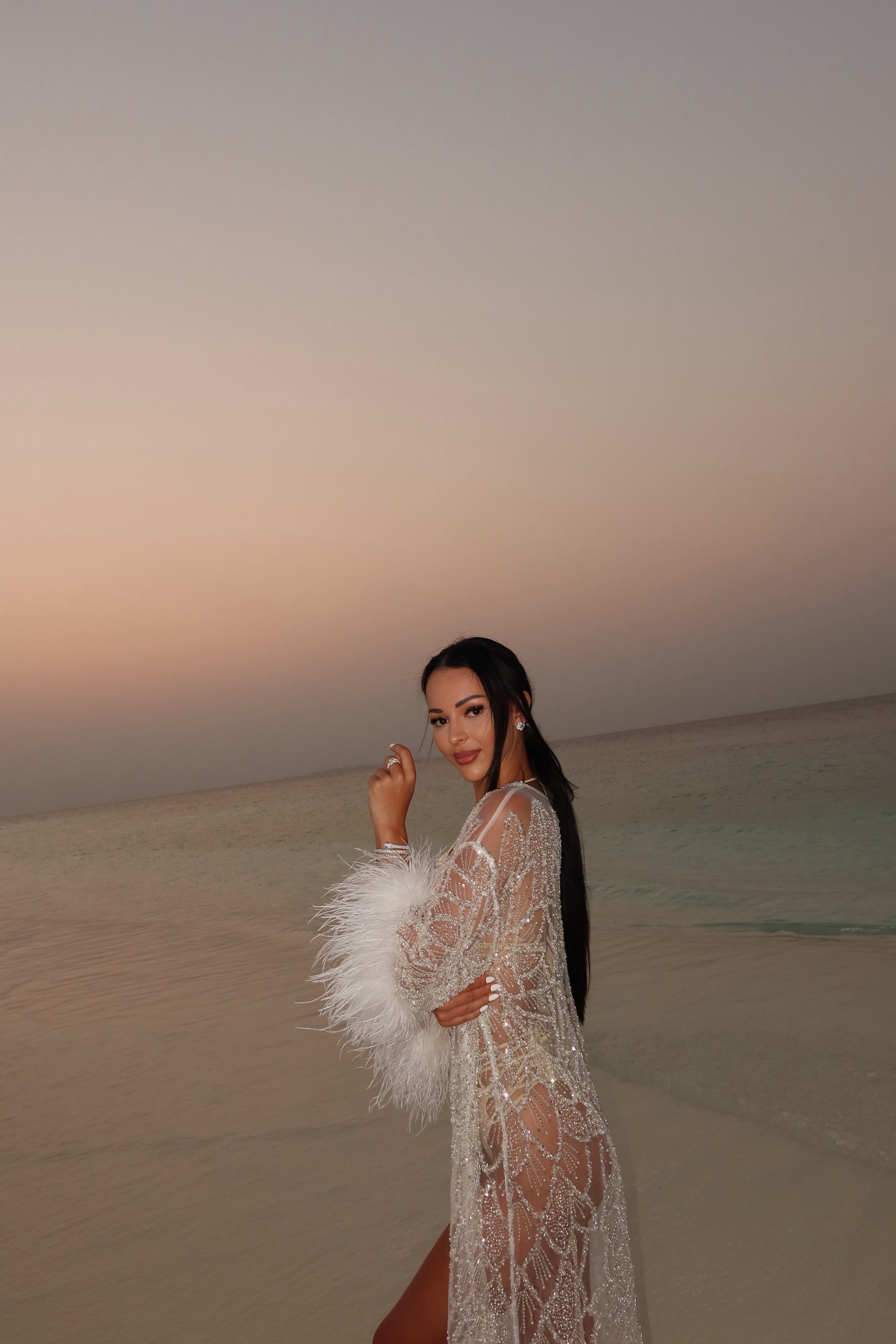 Ръчно изработена жилетка в бяло с пера: Luxury Eve