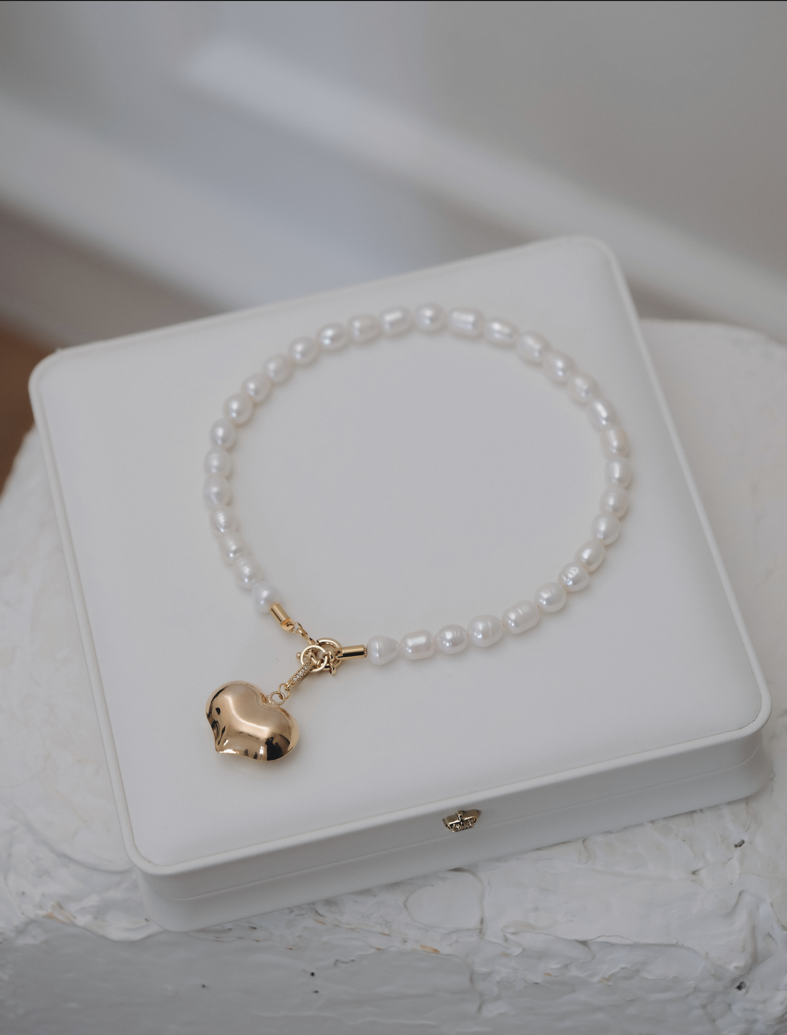 Колие от перли с висулка сърце