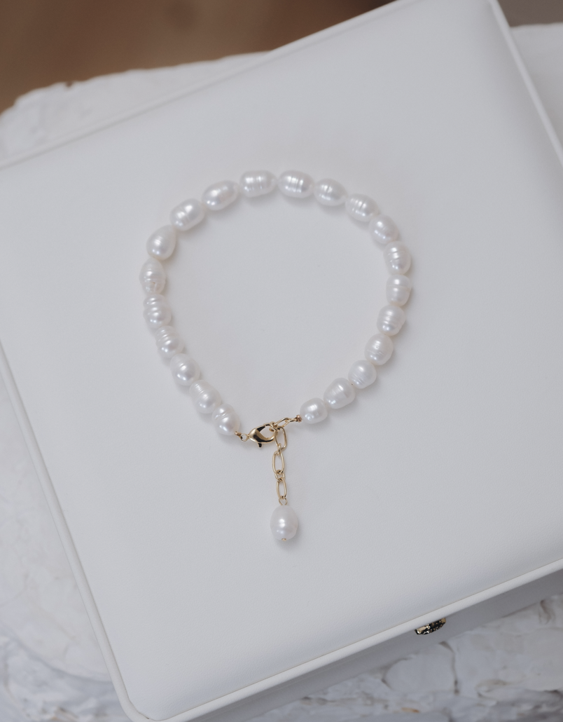 Гривна от перли с висулка
