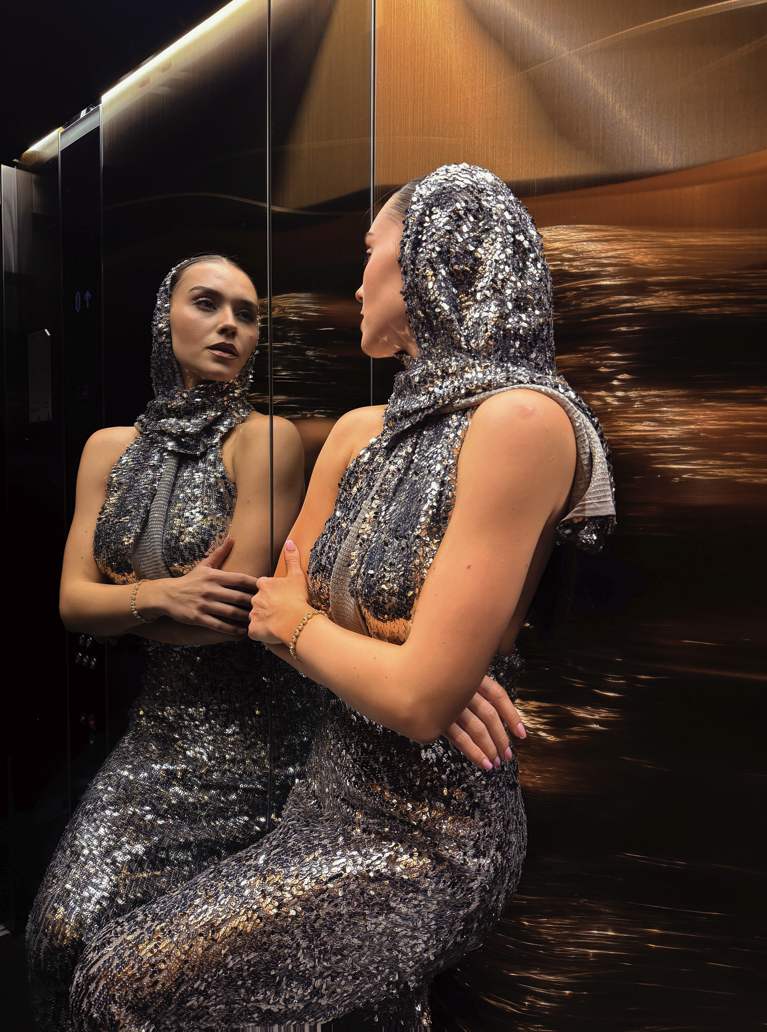 Официална рокля с гол гръб с пайети в сребристо: Grande Opera