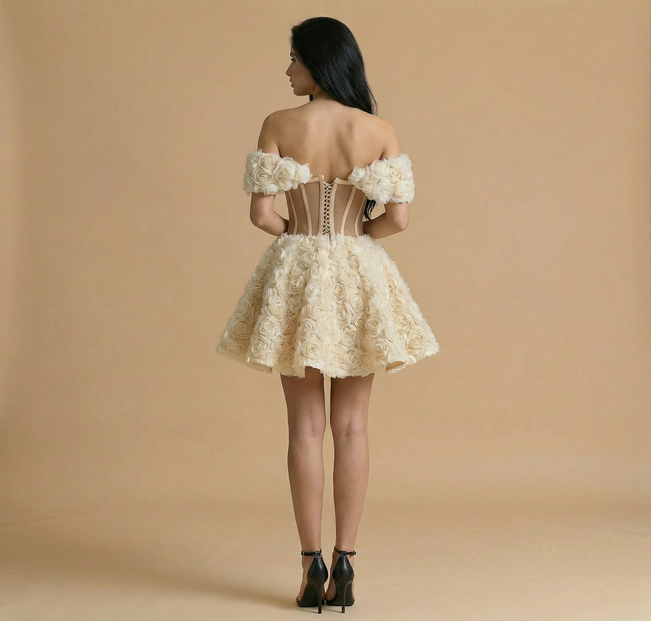 Рокля с 3D рози в бежово: Alana