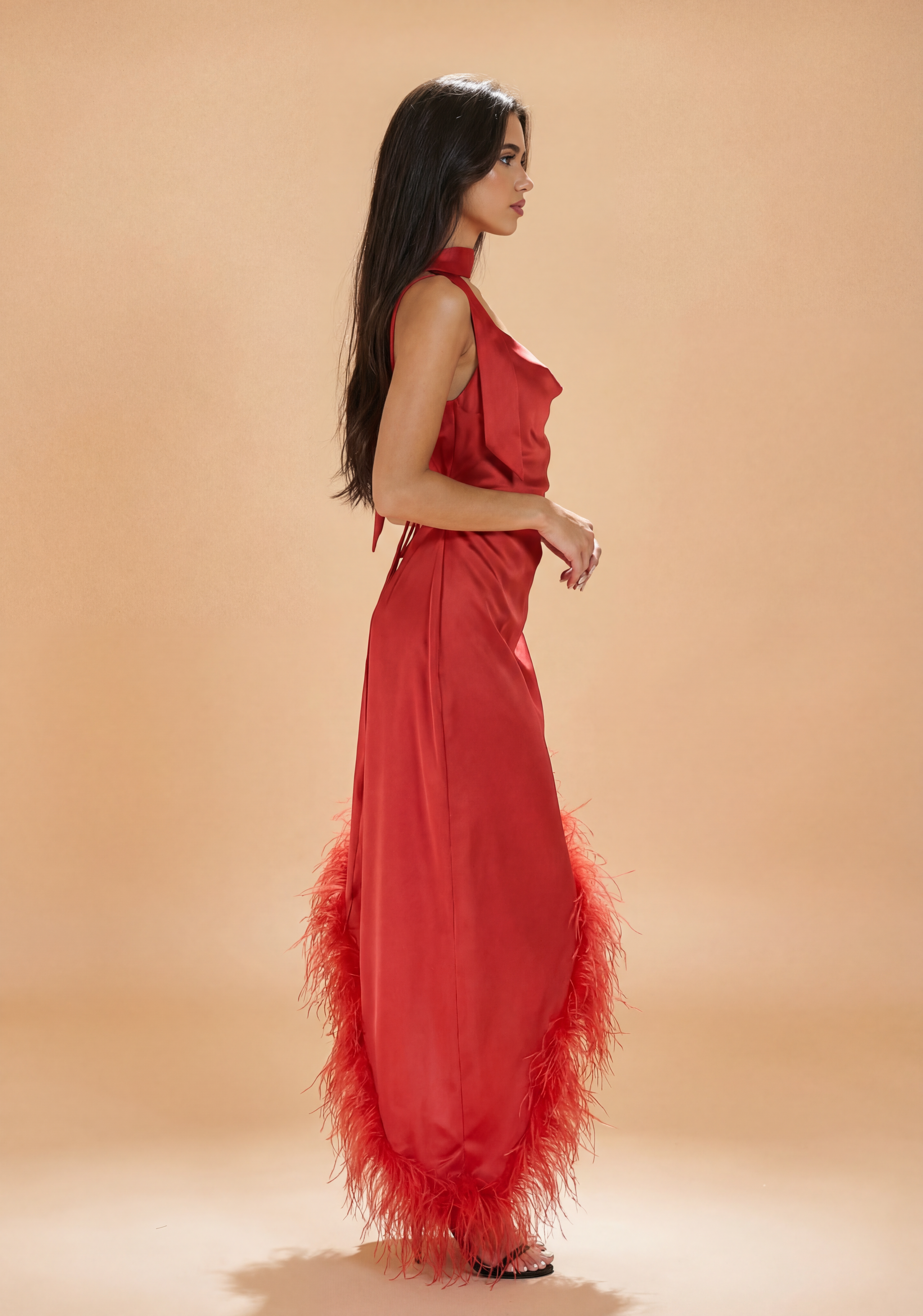 Асиметрична рокля в червено: Glowin Feathers