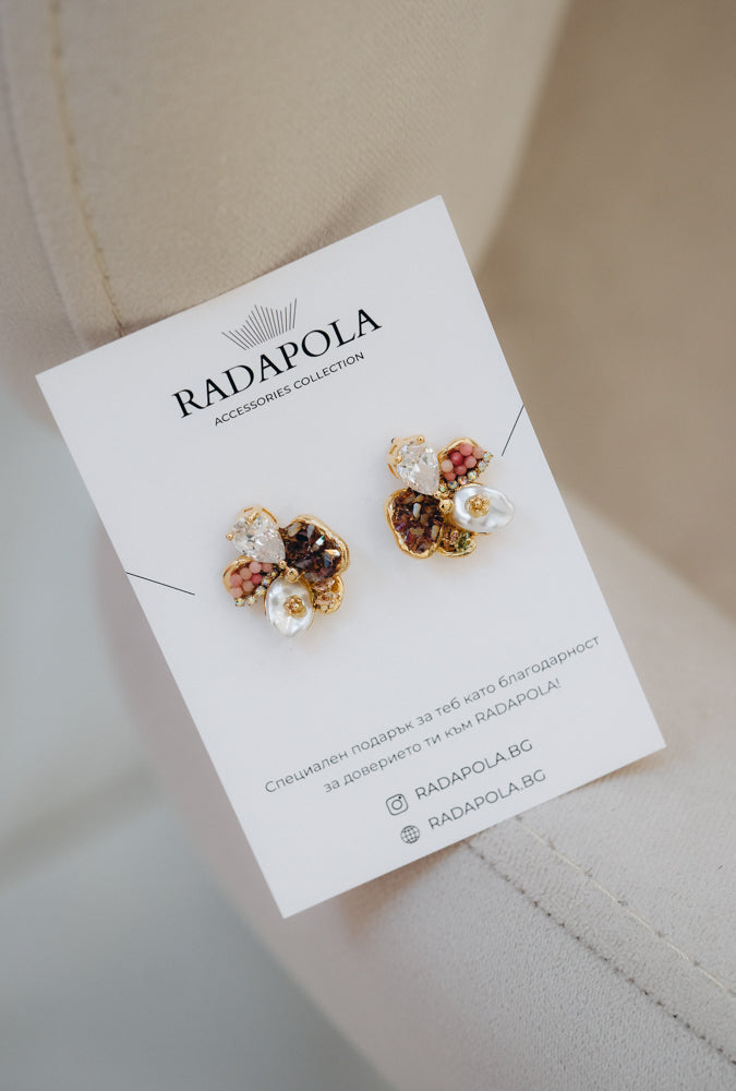 Fine earrings in brown