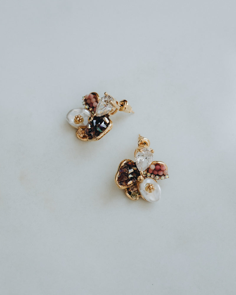 Fine earrings in brown