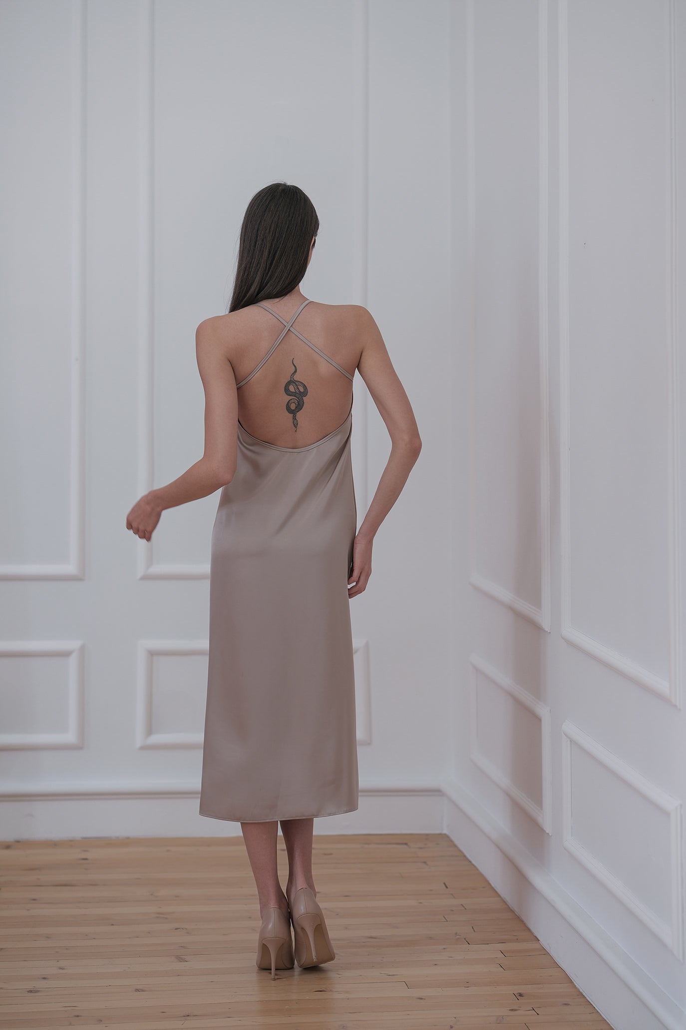 Сатенена рокля в цвят капучино: Luxury Eve