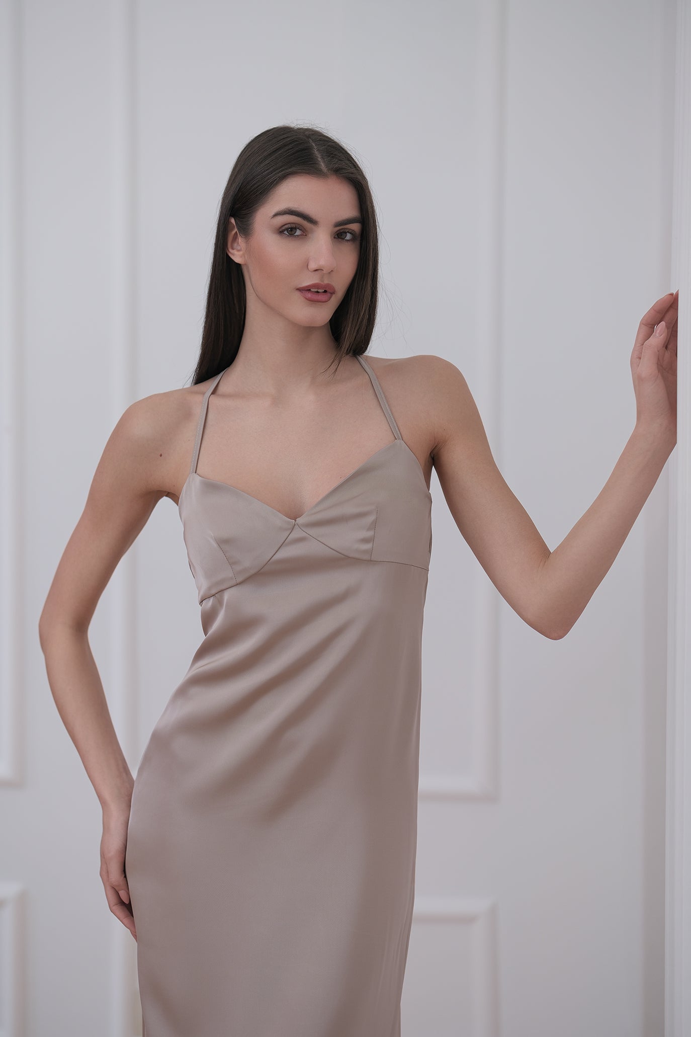 Сатенена рокля в цвят капучино: Luxury Eve