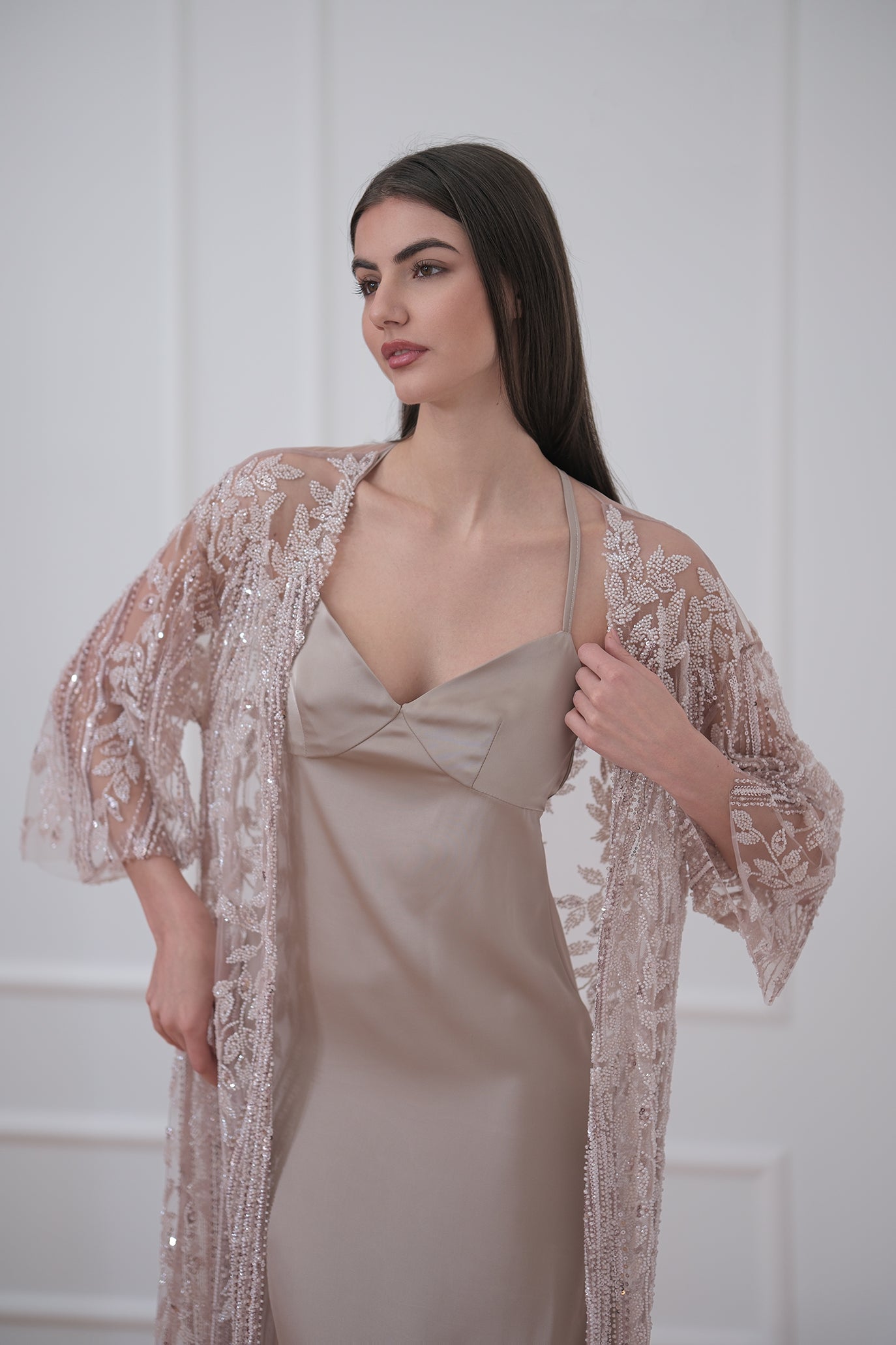 Сатенена рокля в цвят капучино: Luxury Eve