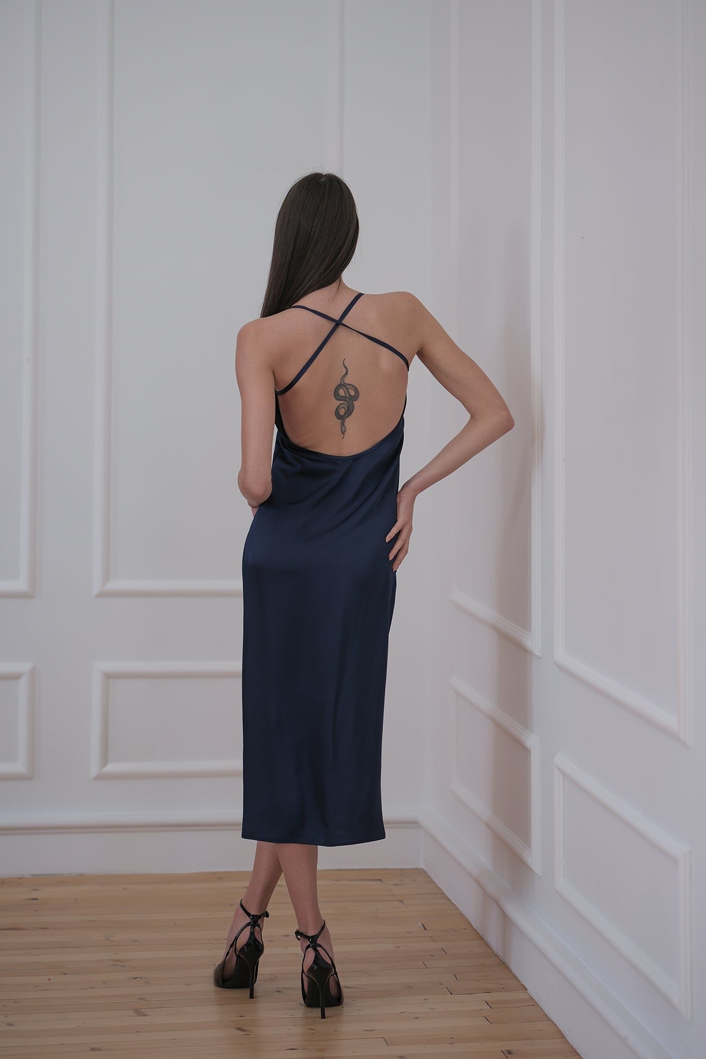 Сатенена рокля в тъмносиньо: Luxury Eve