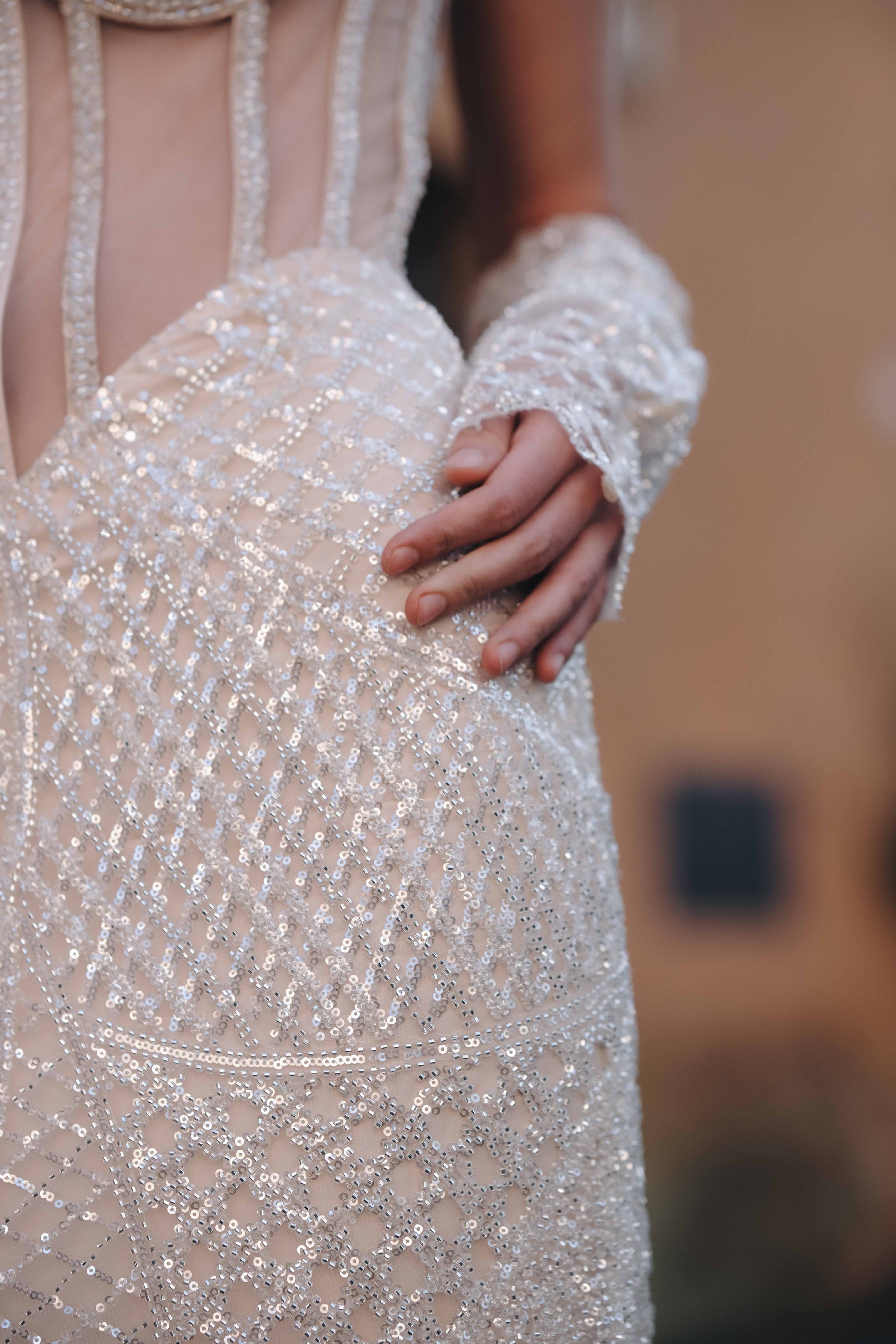 Elegant corset dress with flesh-colored gloves: Fioretta