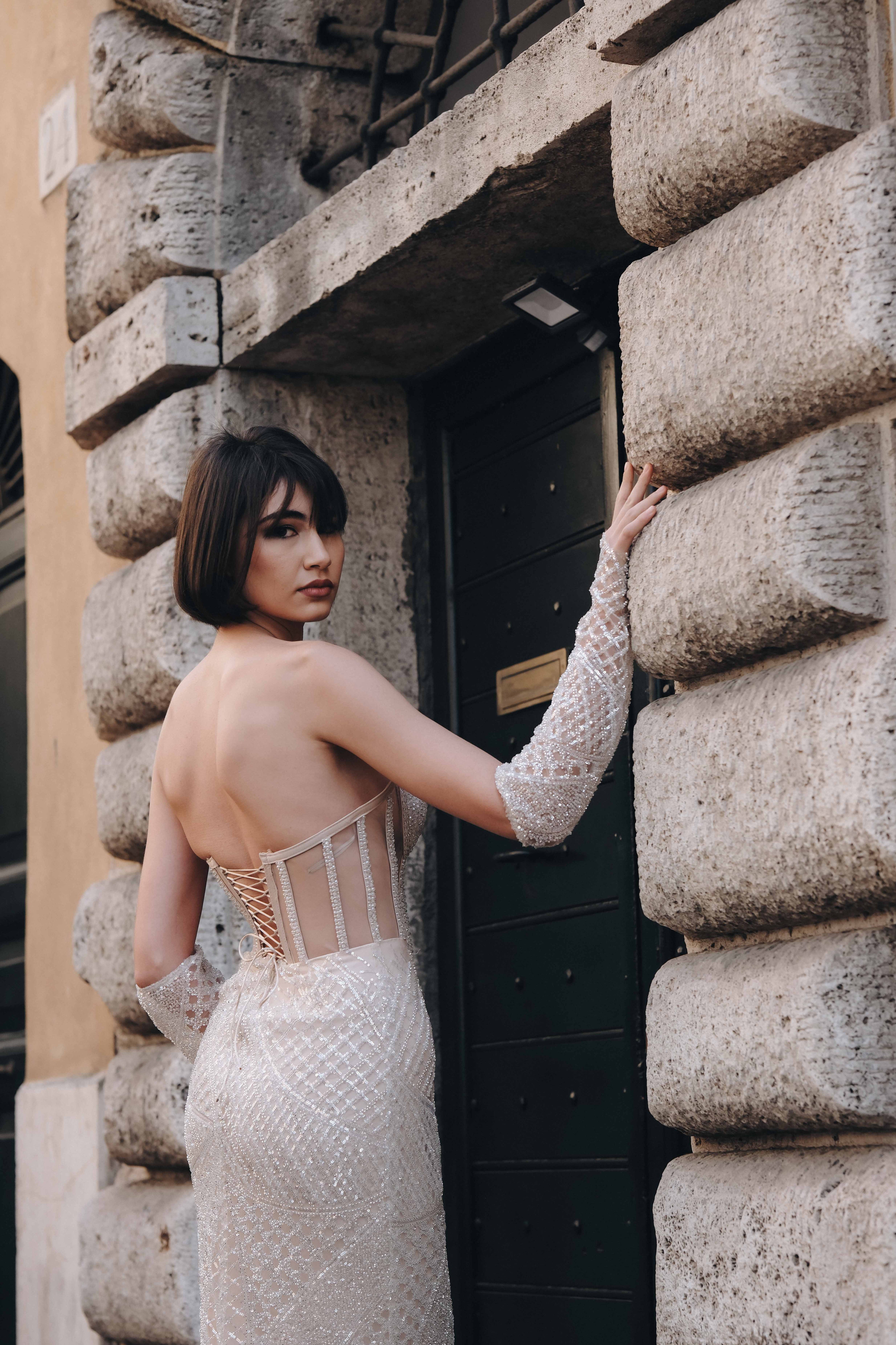 Elegant corset dress with flesh-colored gloves: Fioretta