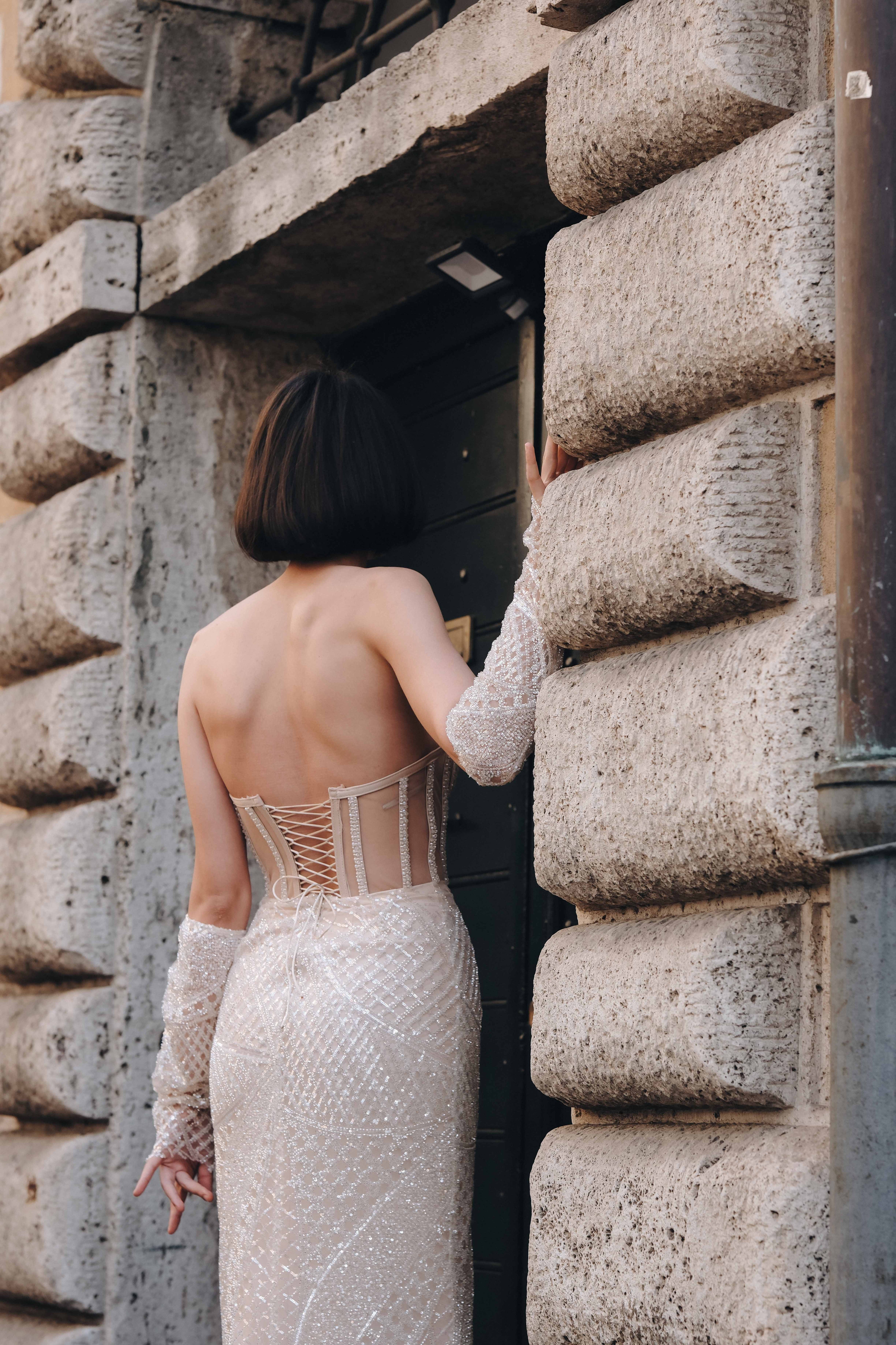Elegant corset dress with flesh-colored gloves: Fioretta