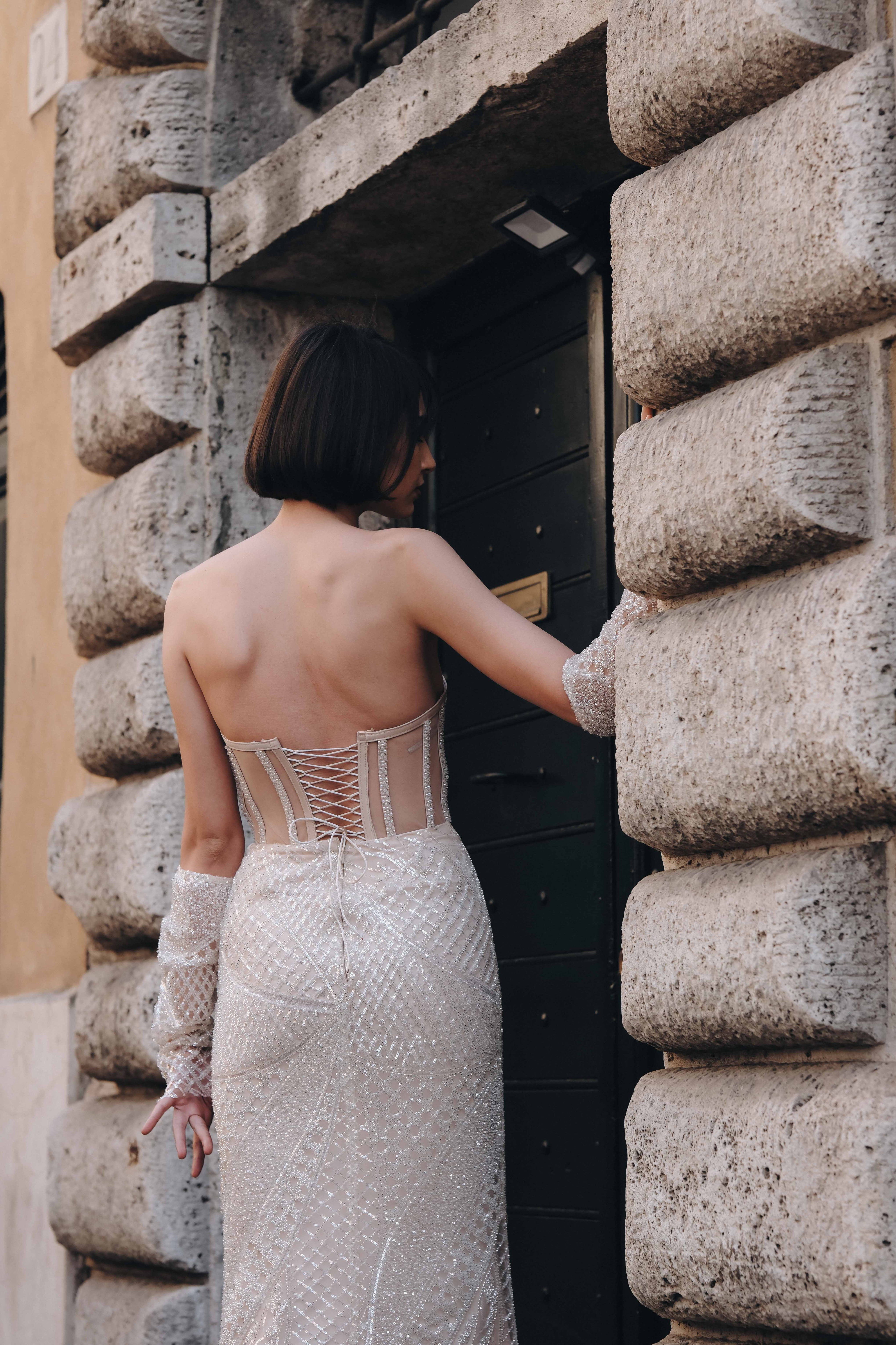 Elegant corset dress with flesh-colored gloves: Fioretta