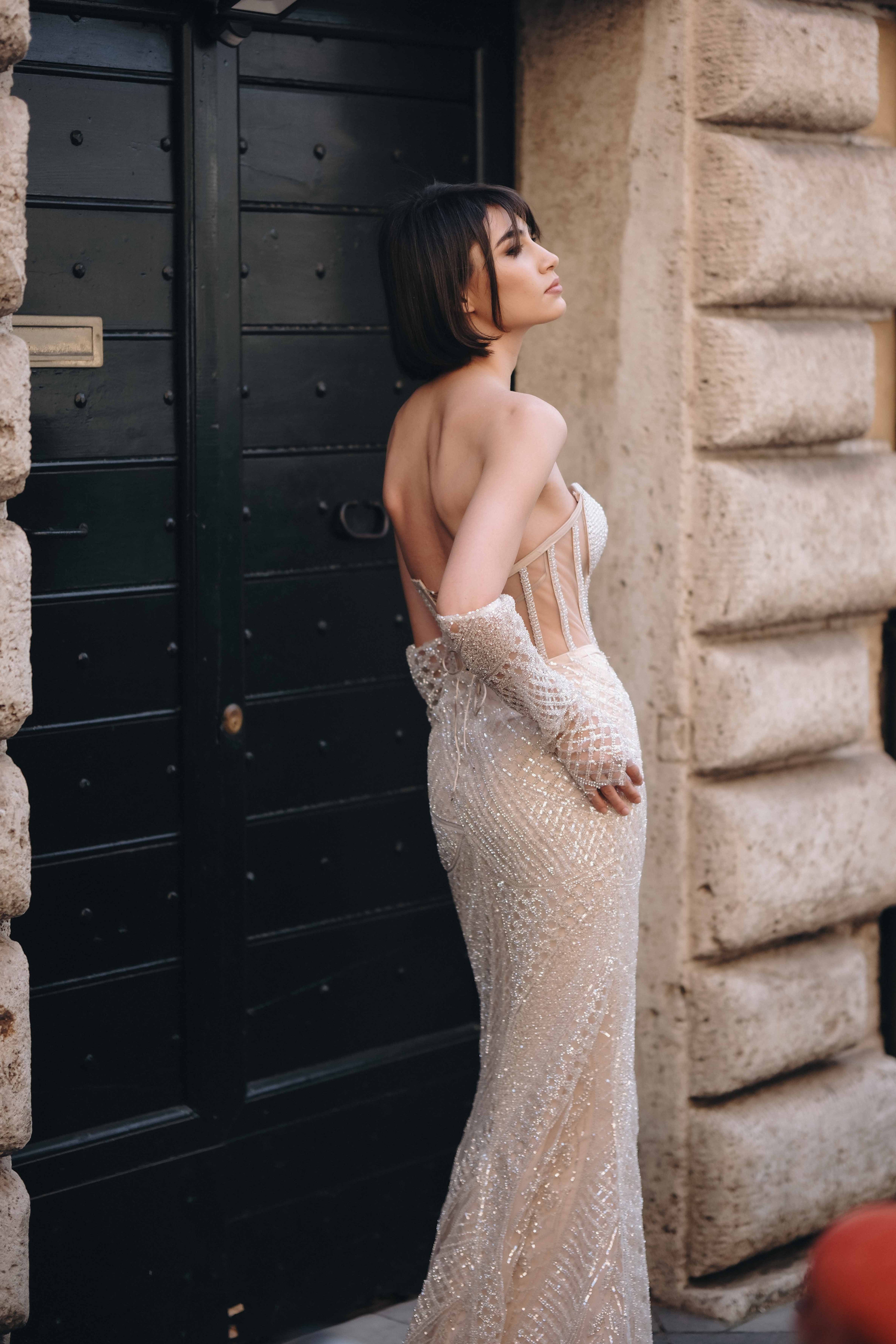 Elegant corset dress with flesh-colored gloves: Fioretta