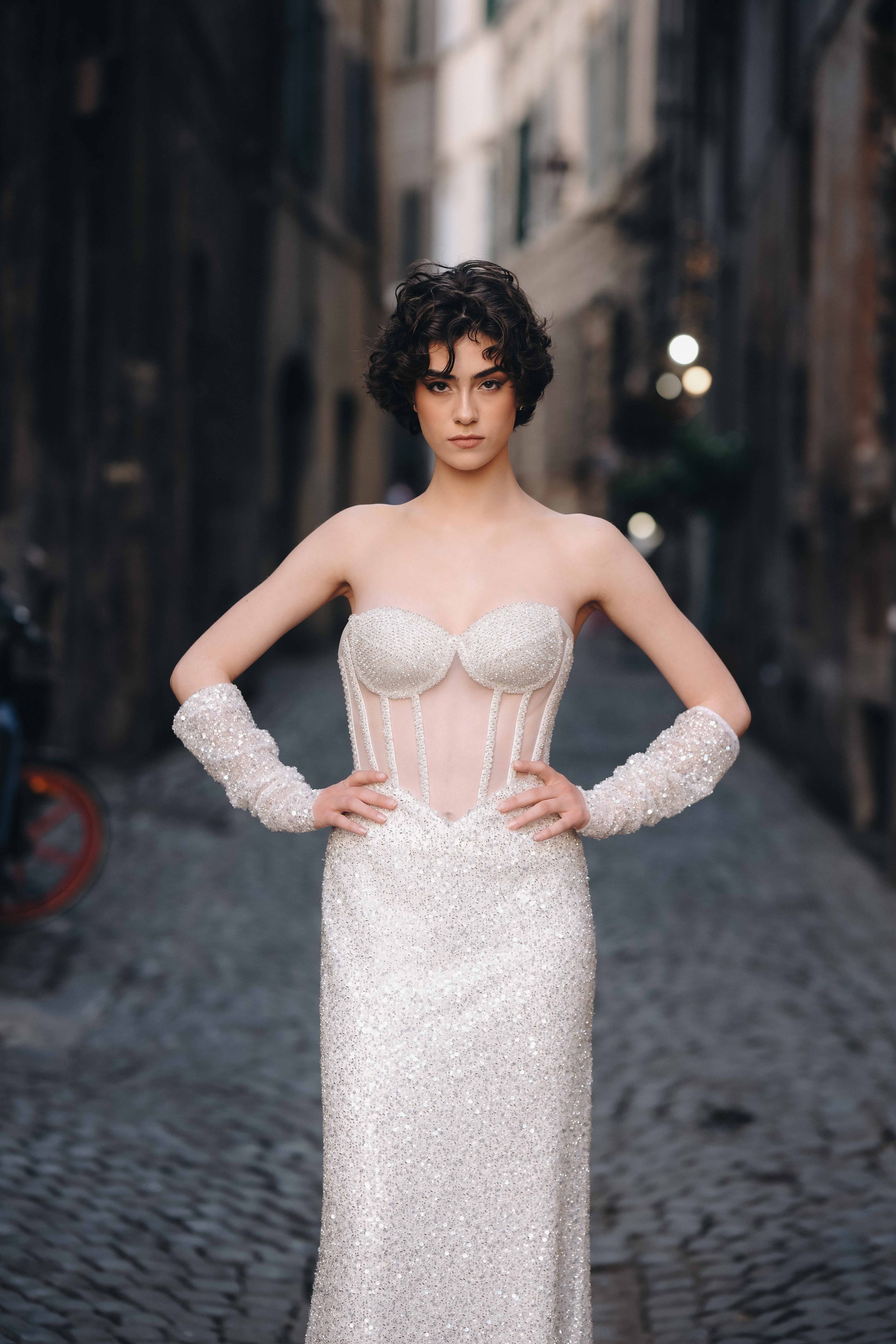 Elegant corset dress with gloves in white: Fioretta
