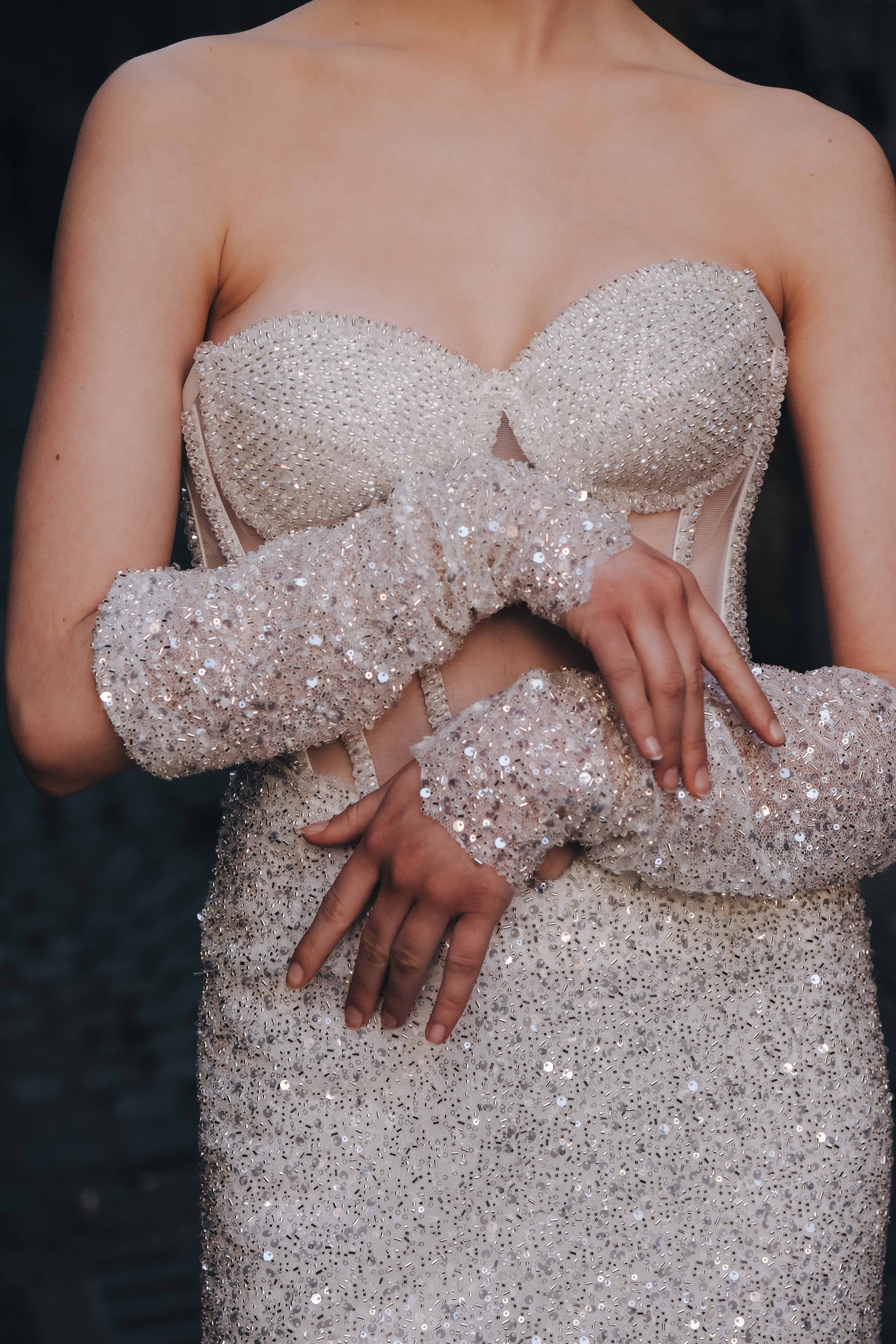 Elegant corset dress with gloves in white: Fioretta