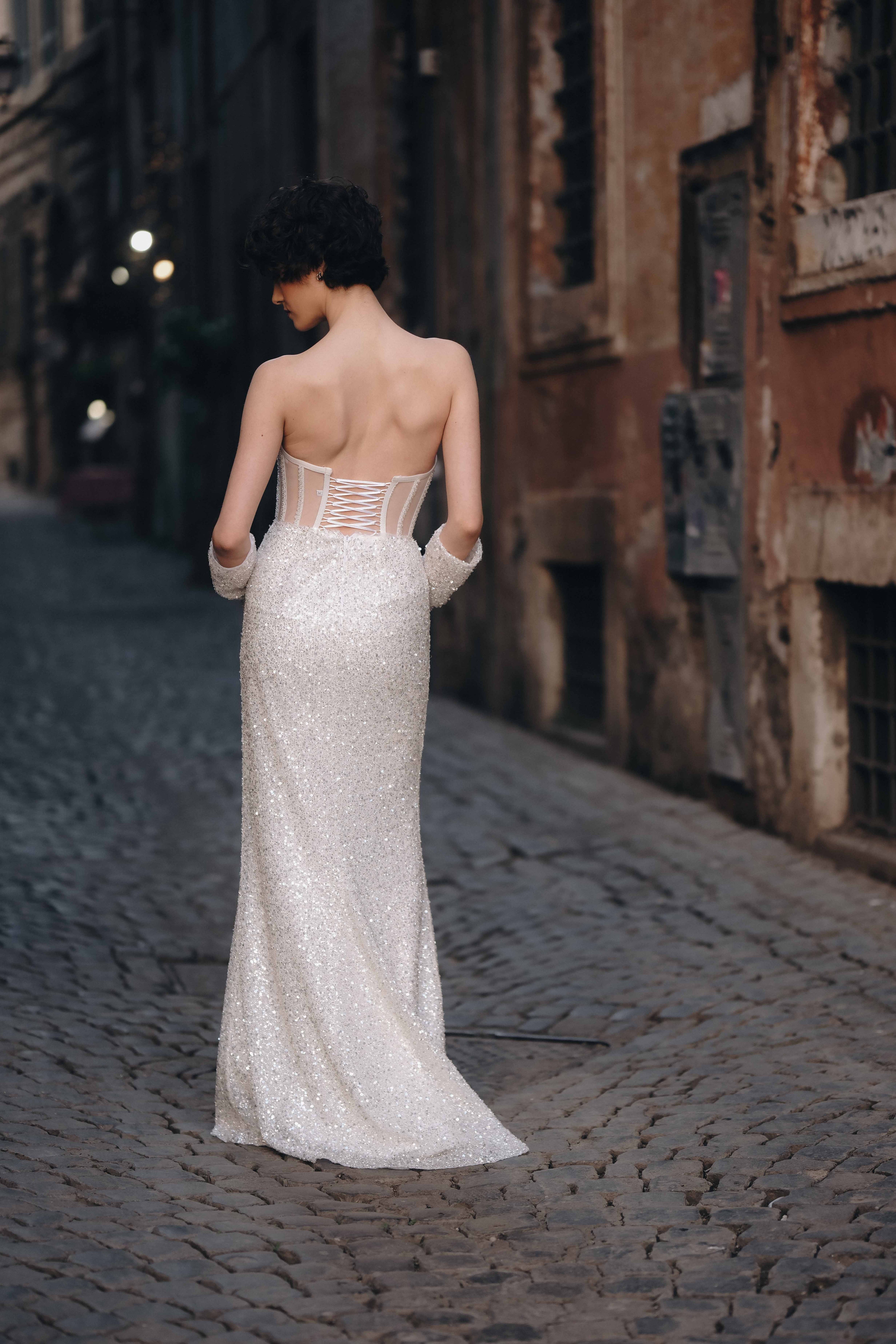 Elegant corset dress with gloves in white: Fioretta