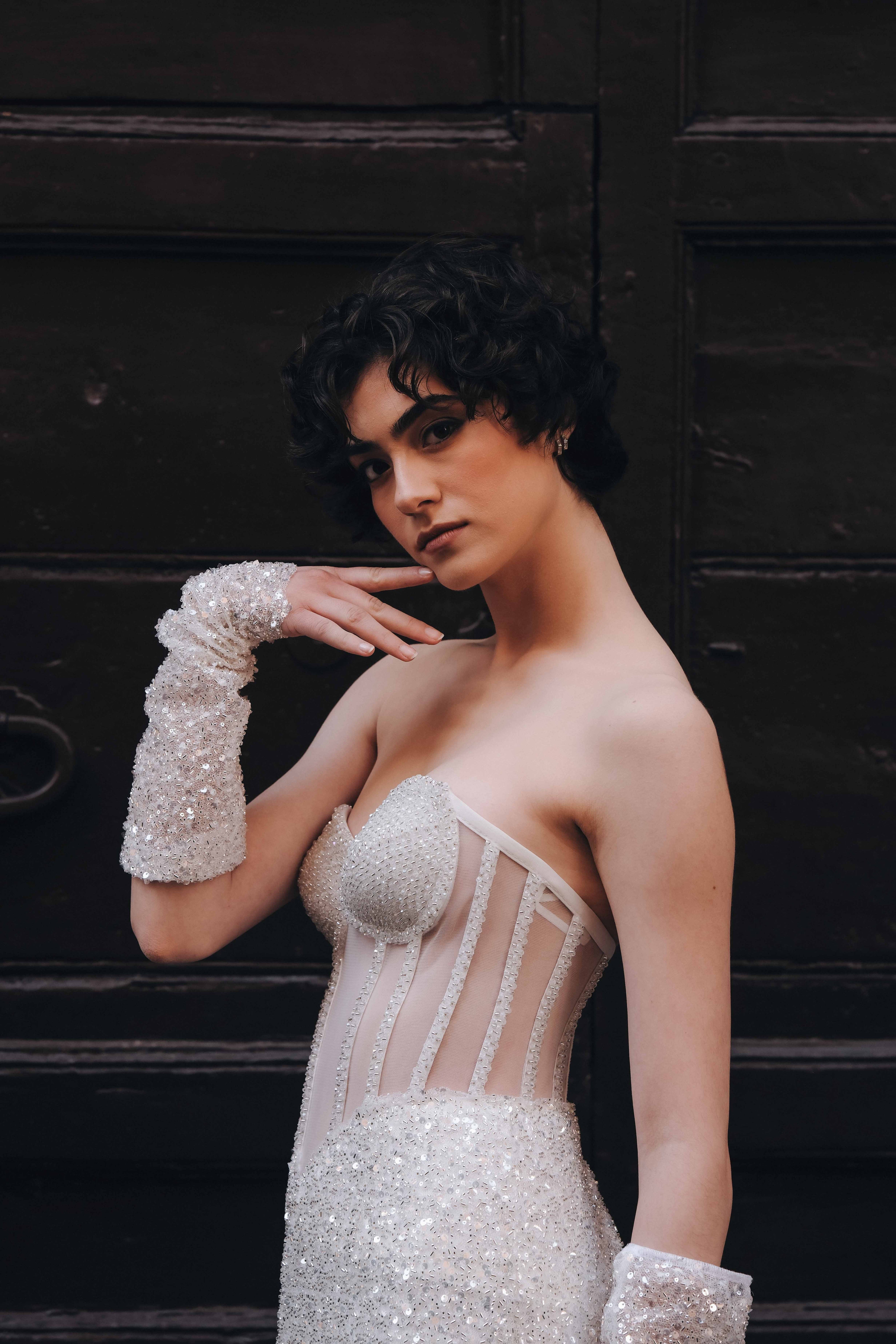Elegant corset dress with gloves in white: Fioretta
