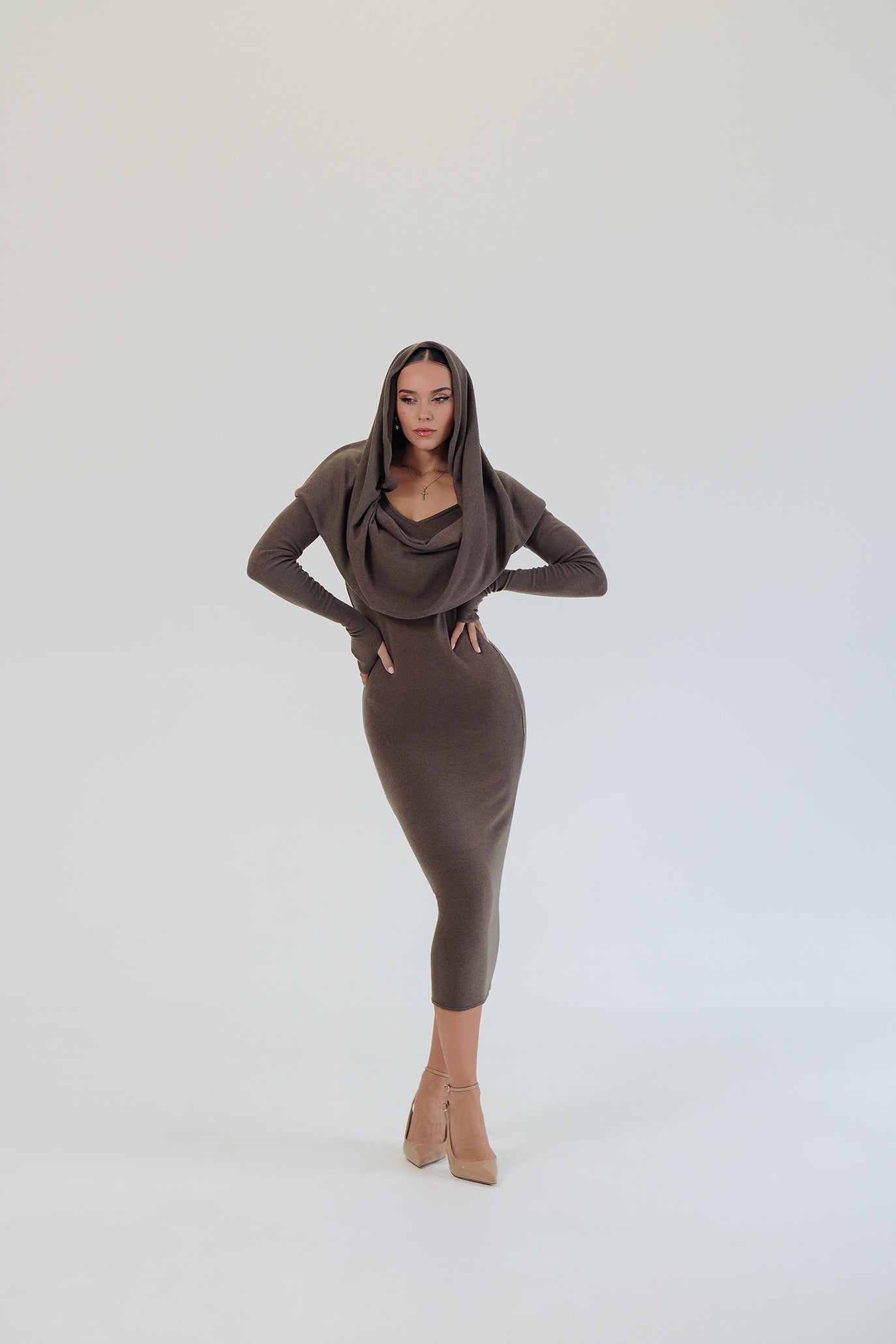 Дълга рокля с ръкави в кафяво: Linda