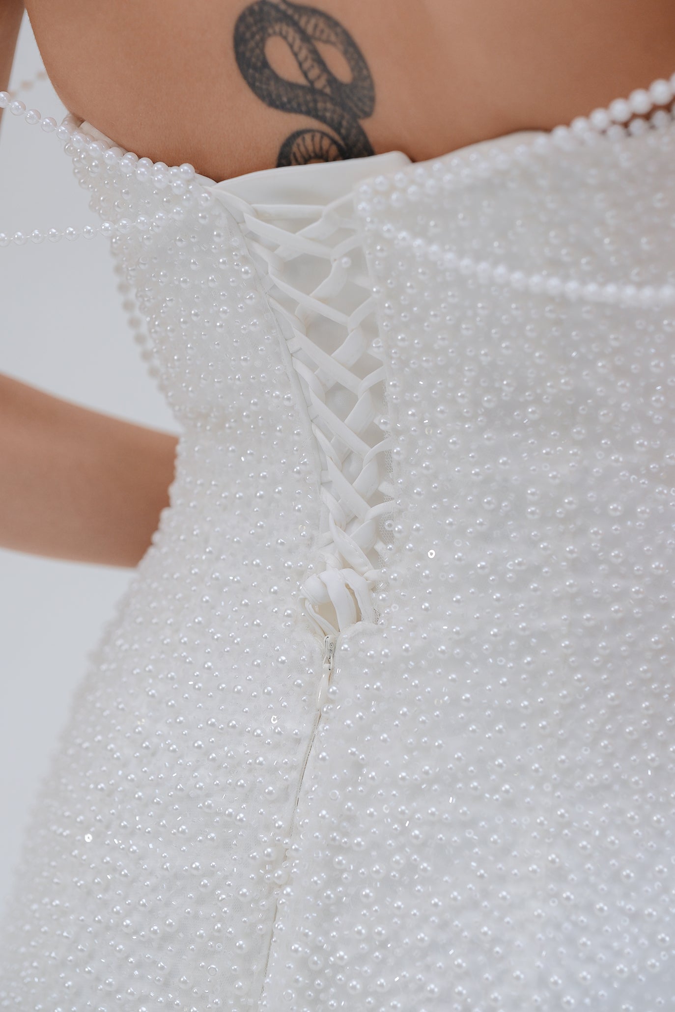 Корсетна мини перлена рокля в бяло: Pearly