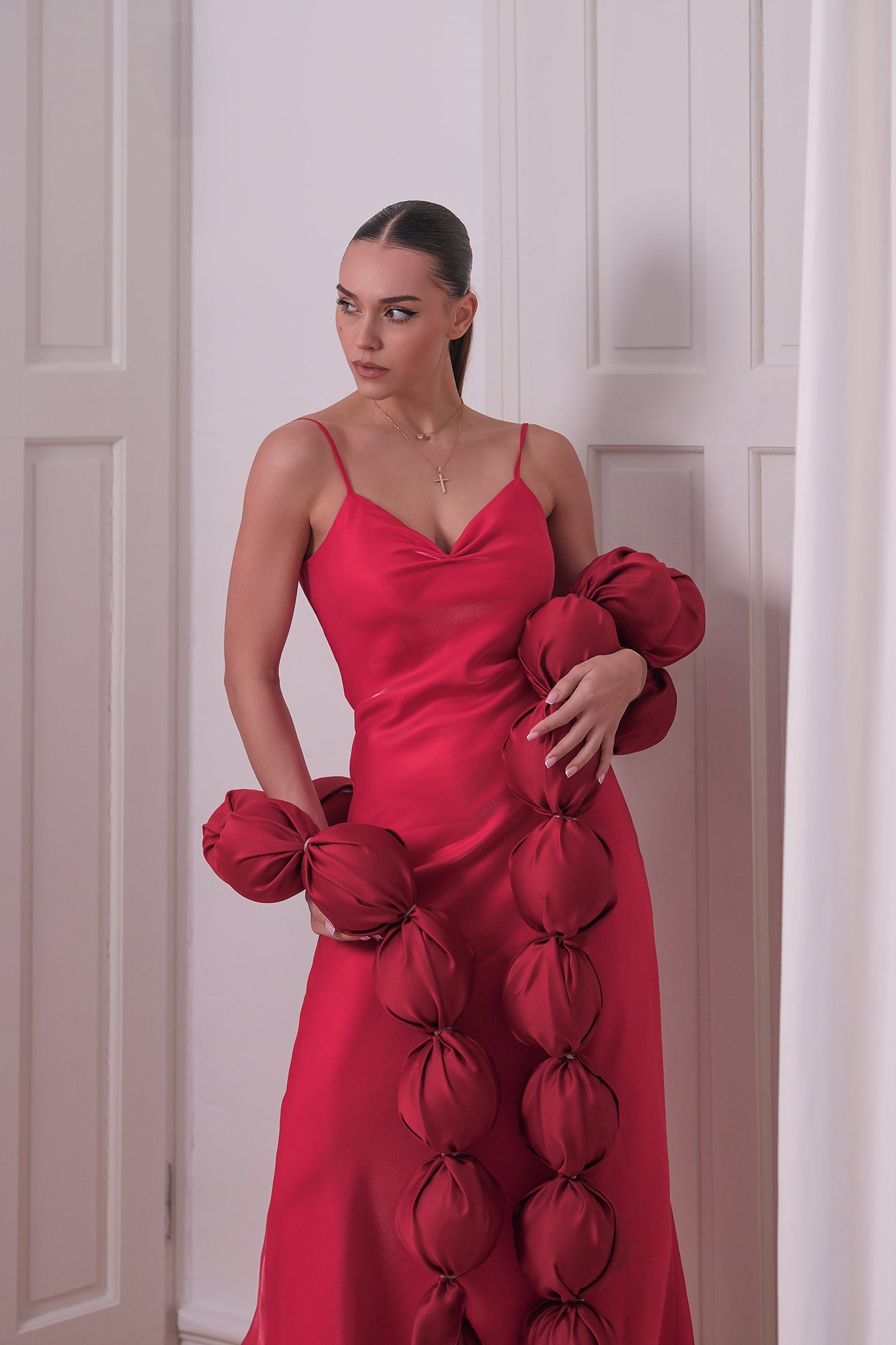 Сатенена рокля в червено: Glowin