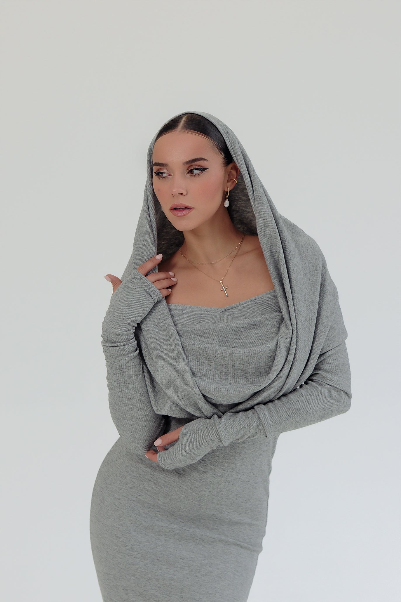 Дълга рокля с ръкави в сиво: Linda