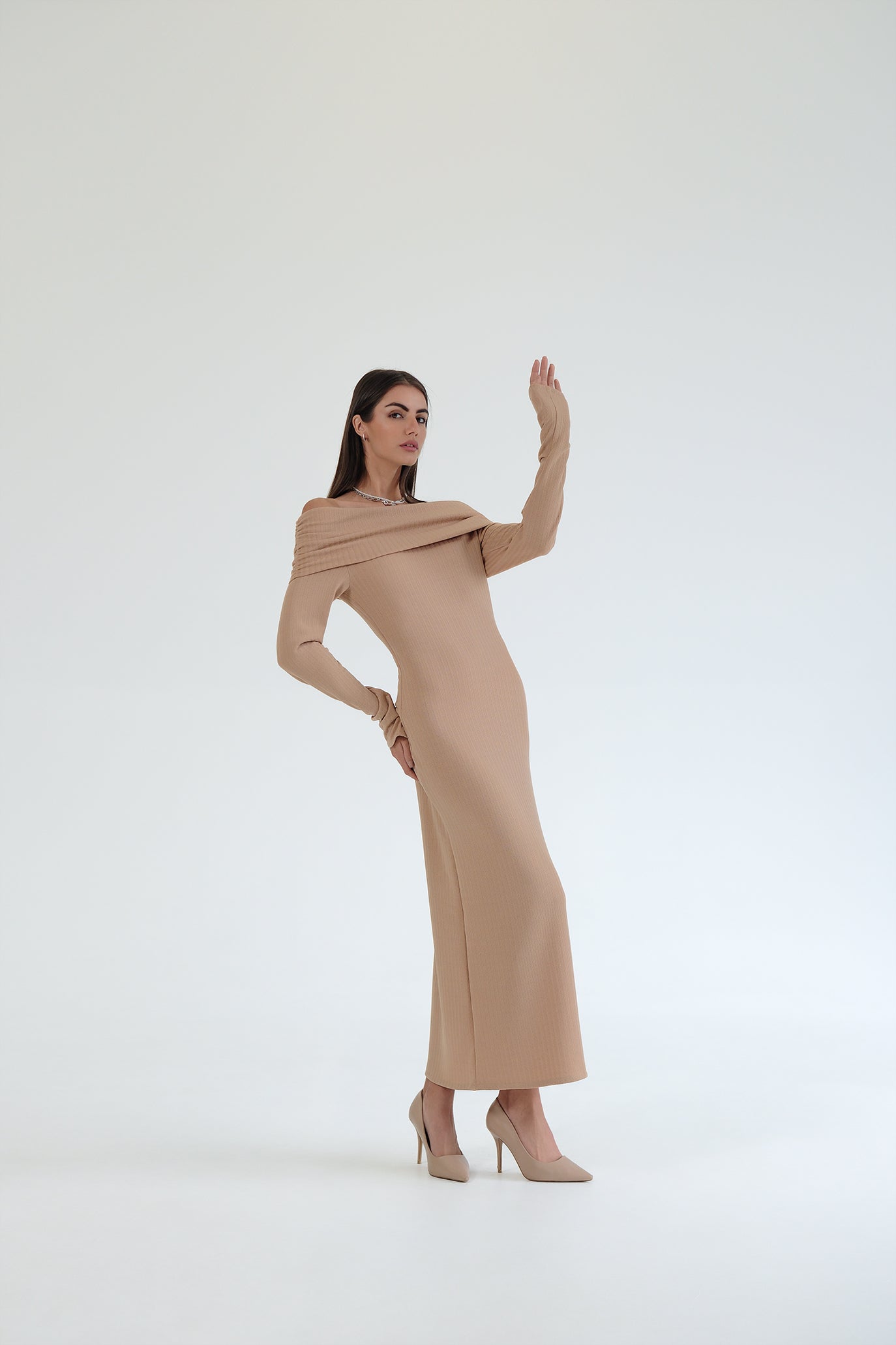 Дълга рокля с ръкави в бежово: Berlinda