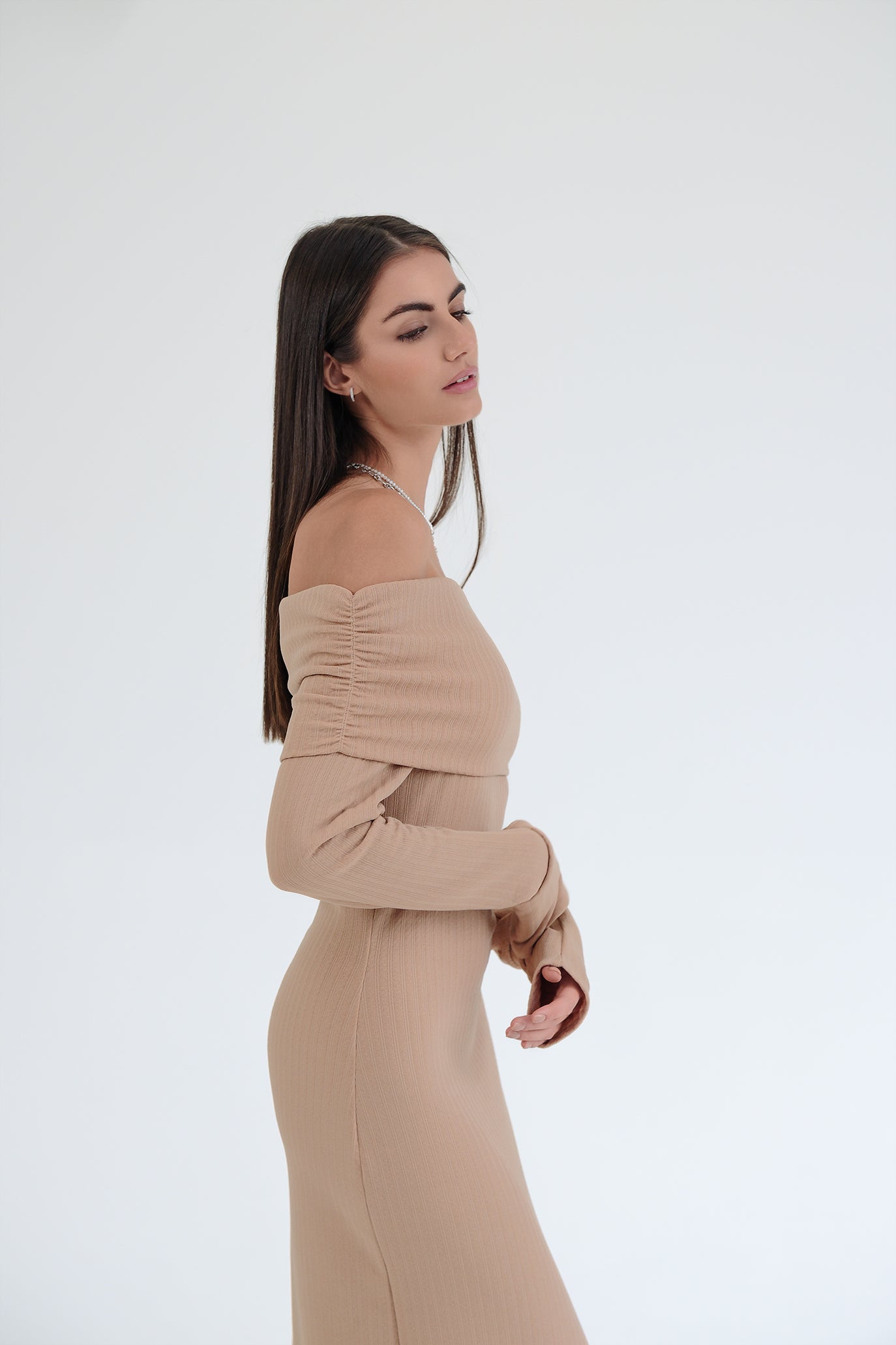 Дълга рокля с ръкави в бежово: Berlinda