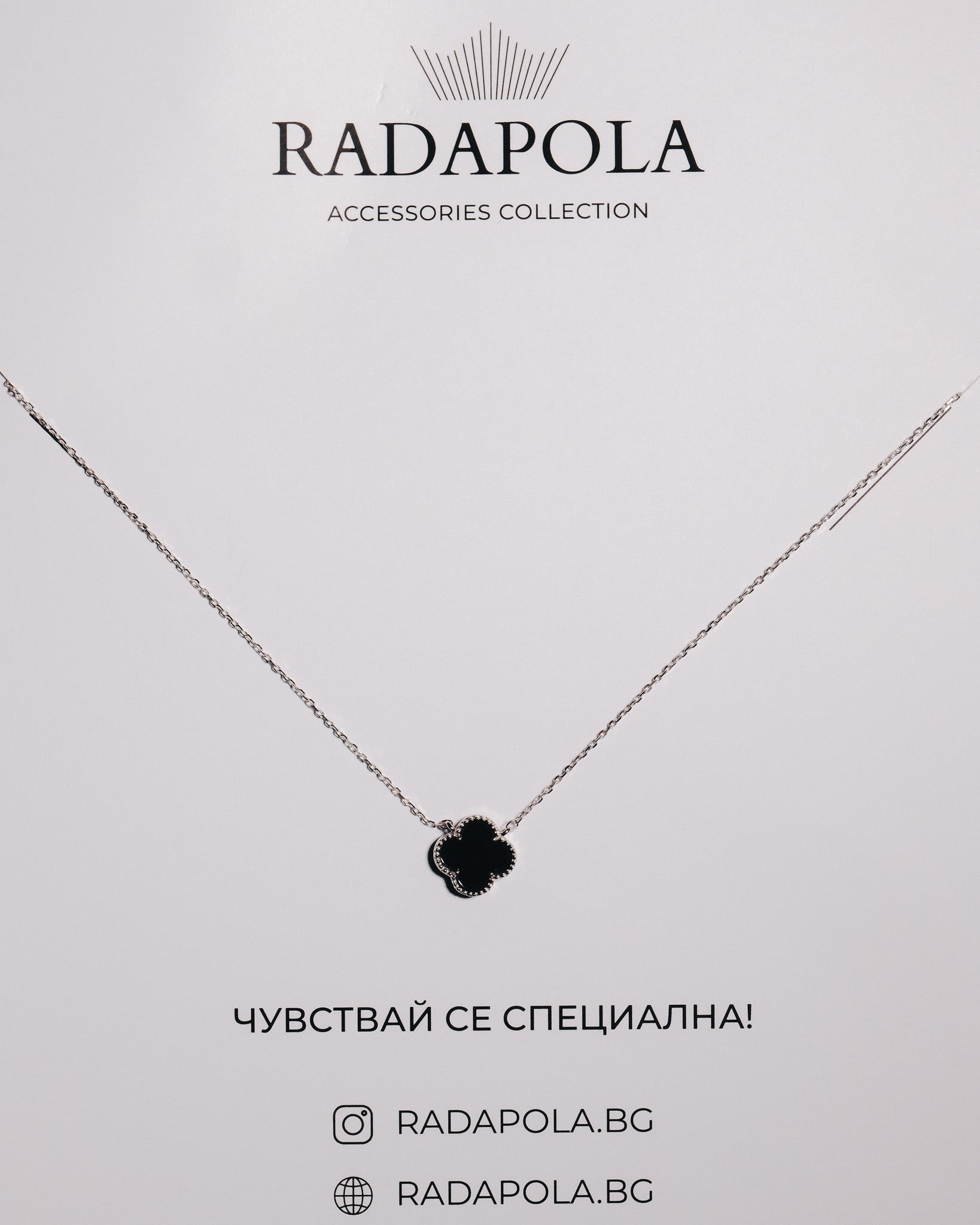 Сребърно колие с висулка във формата на детелинка