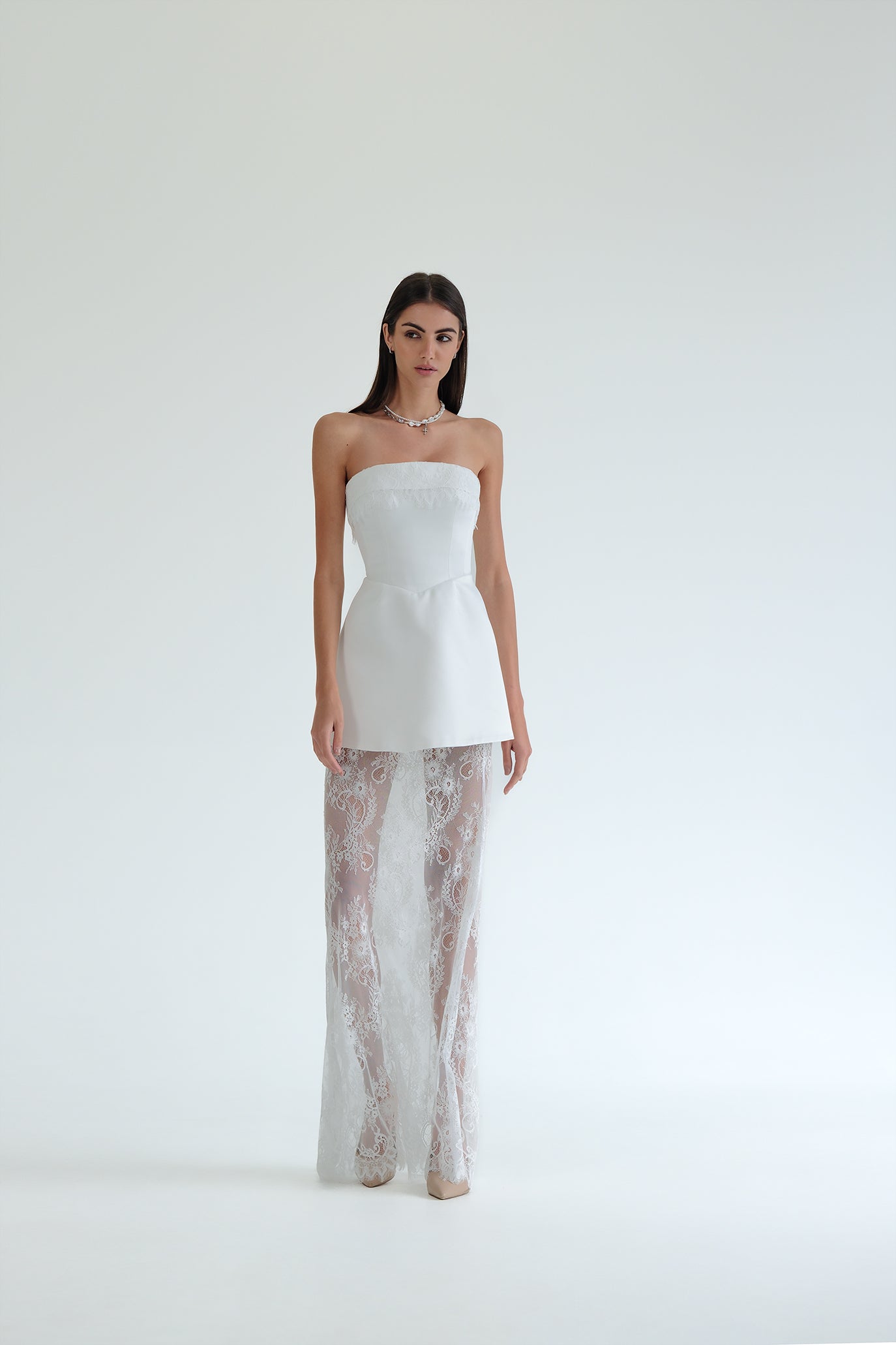 Рокля със сваляща се дантелена пола в бяло: Fabia