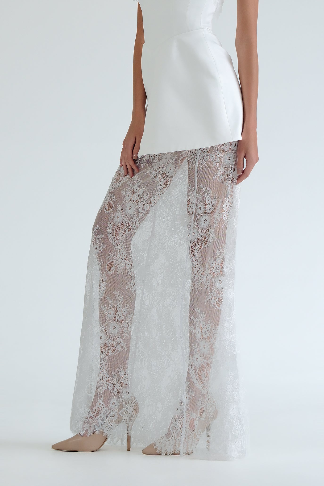 Рокля със сваляща се дантелена пола в бяло: Fabia