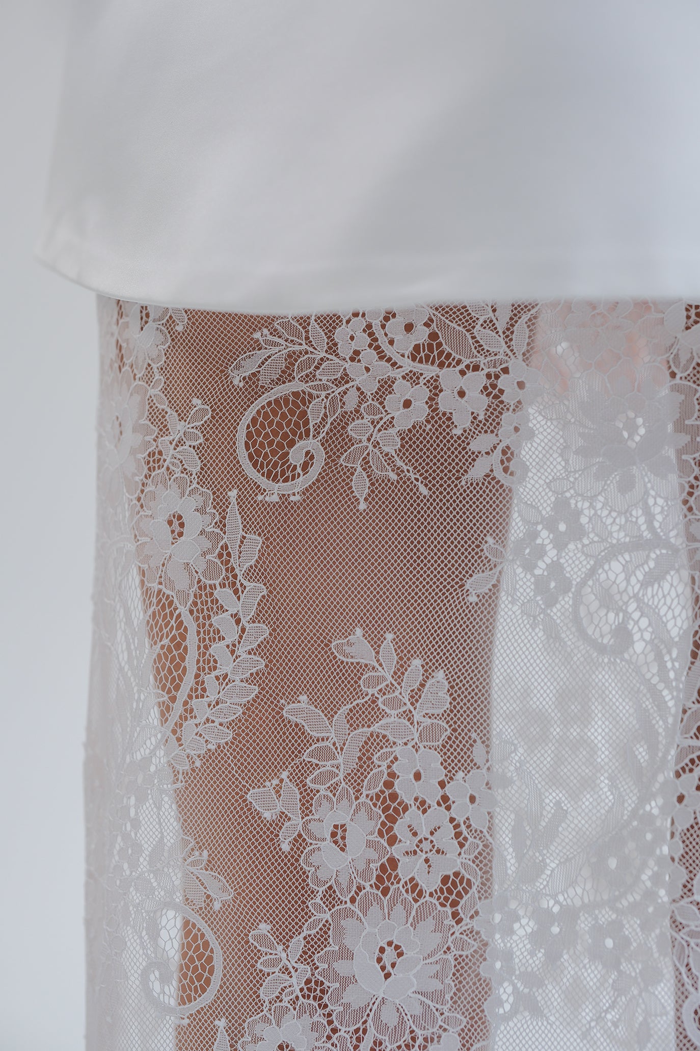 Рокля със сваляща се дантелена пола в бяло: Fabia