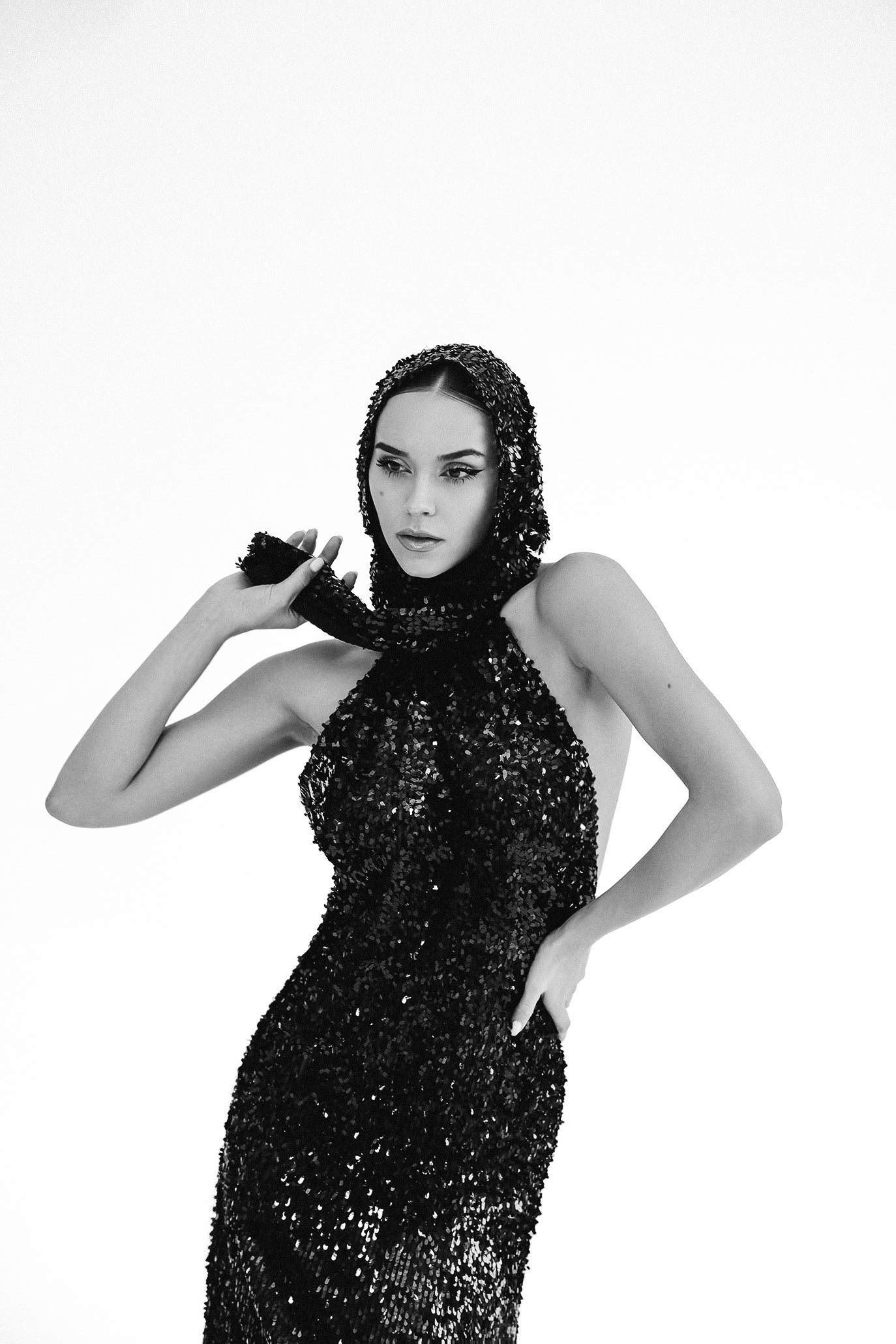 Официална рокля с гол гръб с пайети в черно: Grande Opera