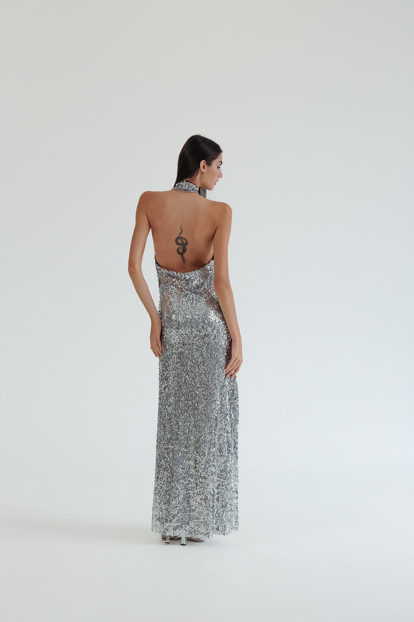 Официална рокля с гол гръб с пайети в сребристо: Grande Opera
