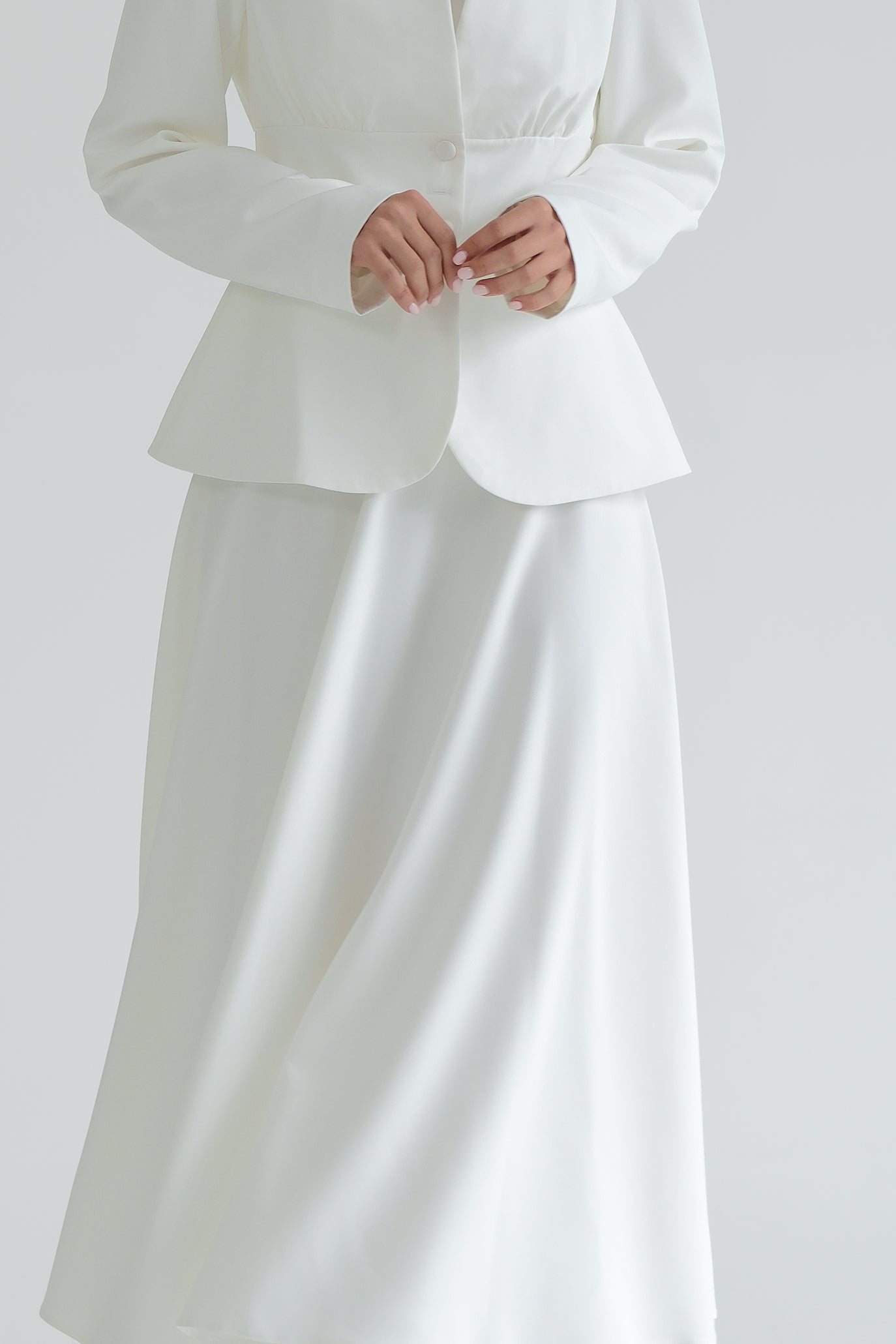 Костюм в бяло: Dorena