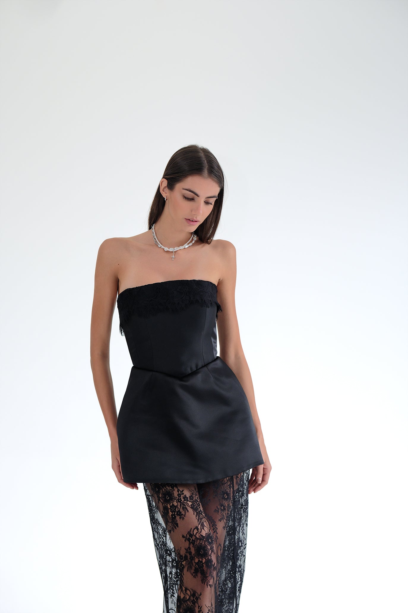 Рокля със сваляща се дантелена пола в черно: Fabia