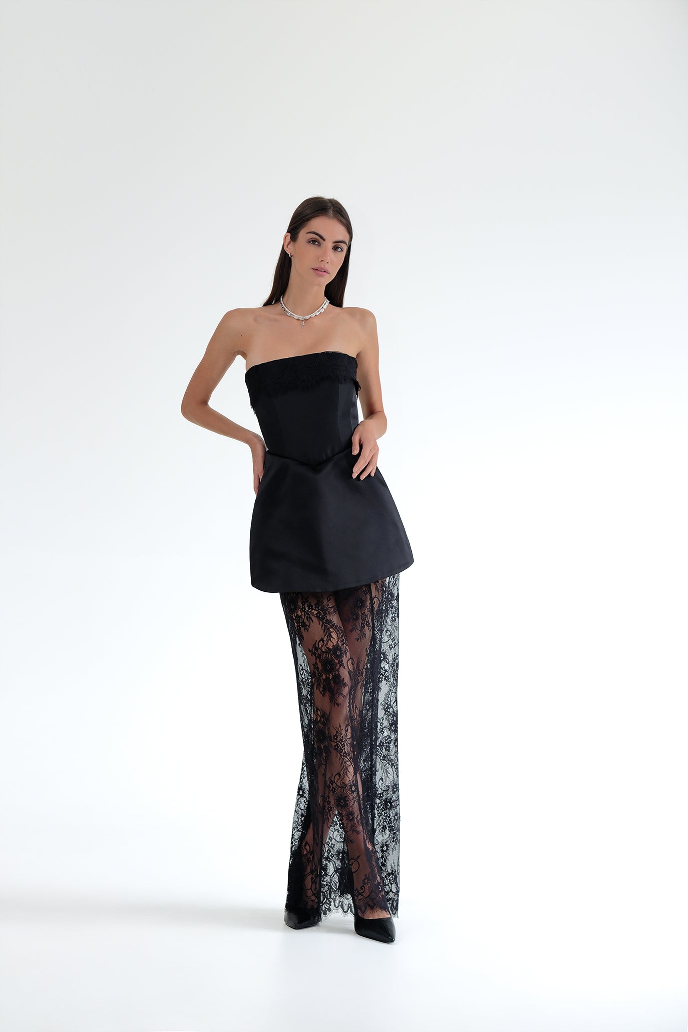 Рокля със сваляща се дантелена пола в черно: Fabia