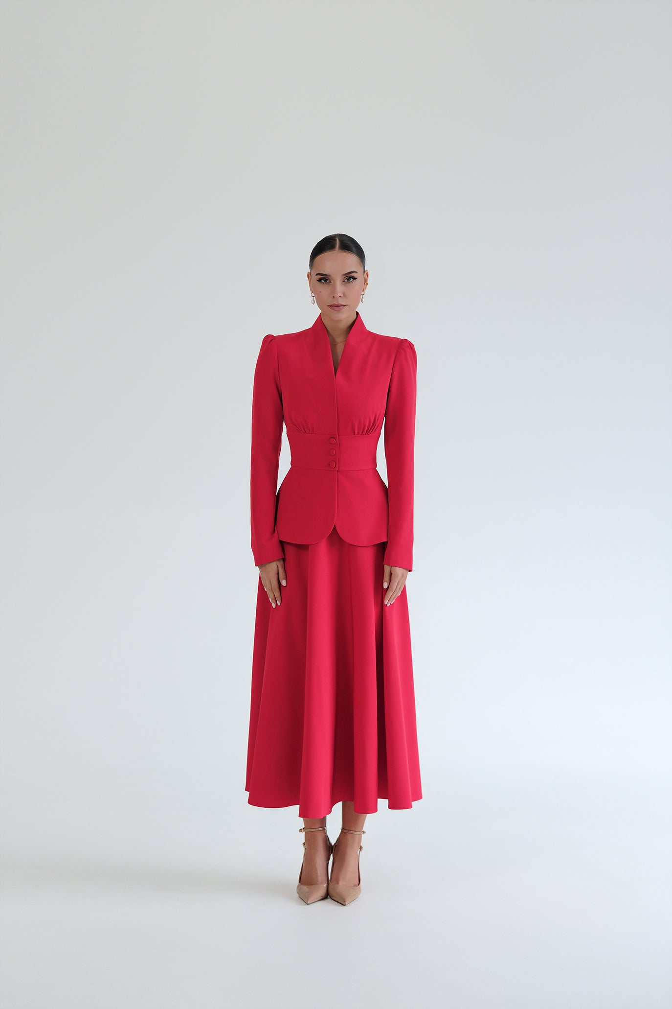 Костюм в червено: Dorena