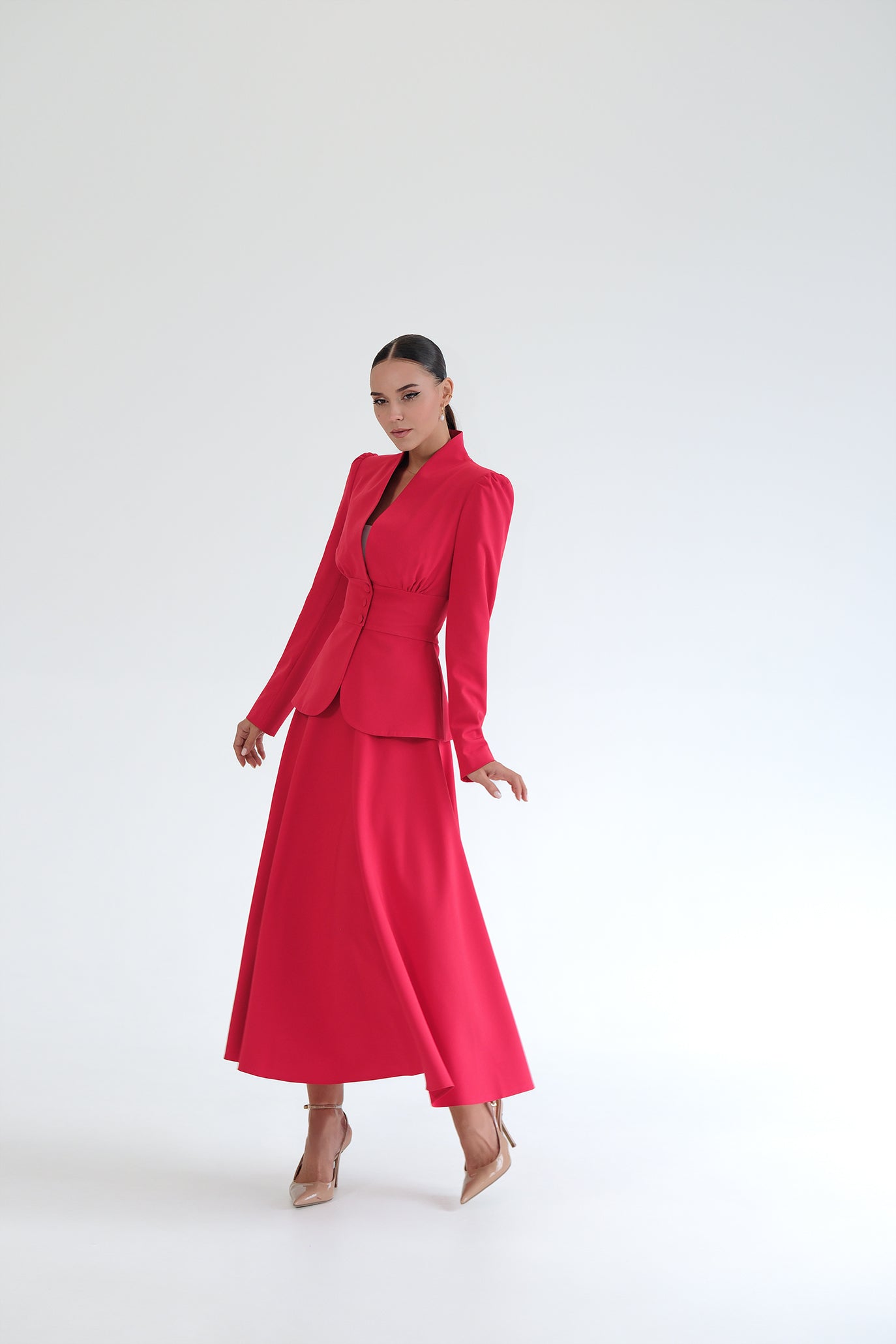 Костюм в червено: Dorena
