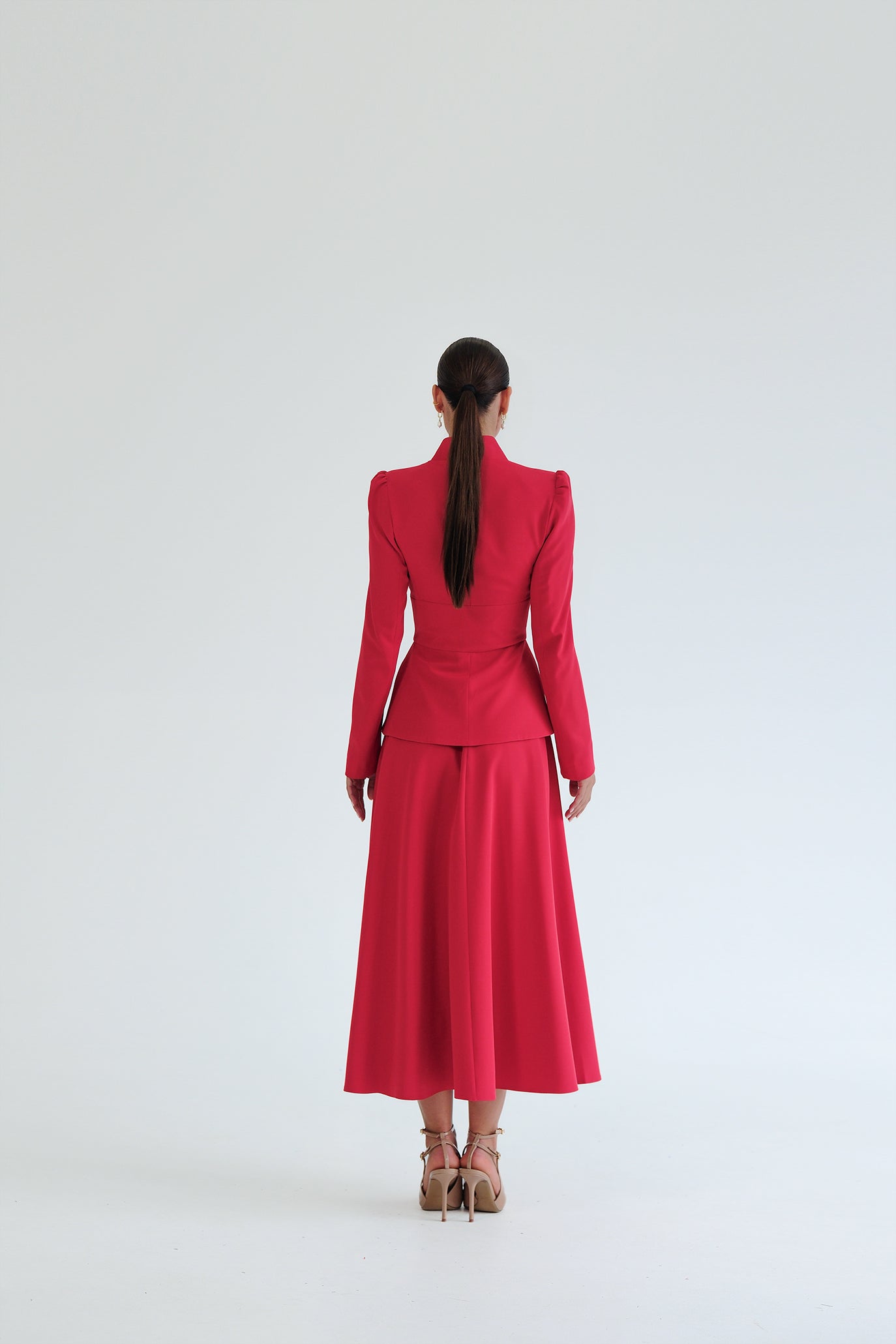 Костюм в червено: Dorena