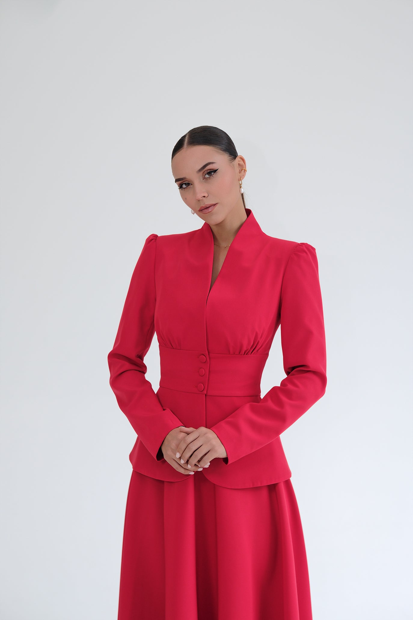 Костюм в червено: Dorena