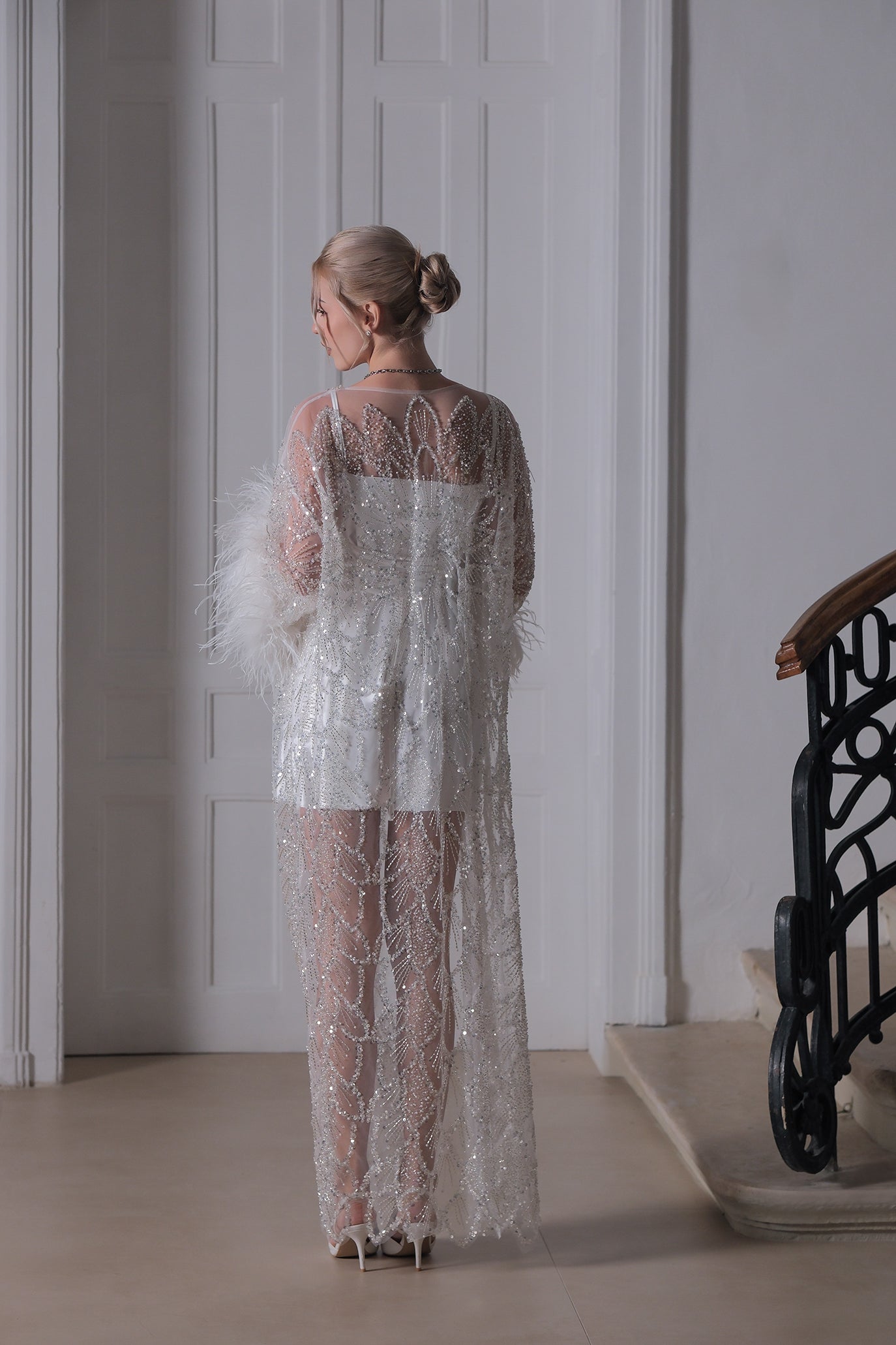 Ръчно изработена жилетка в бяло с пера: Luxury Eve