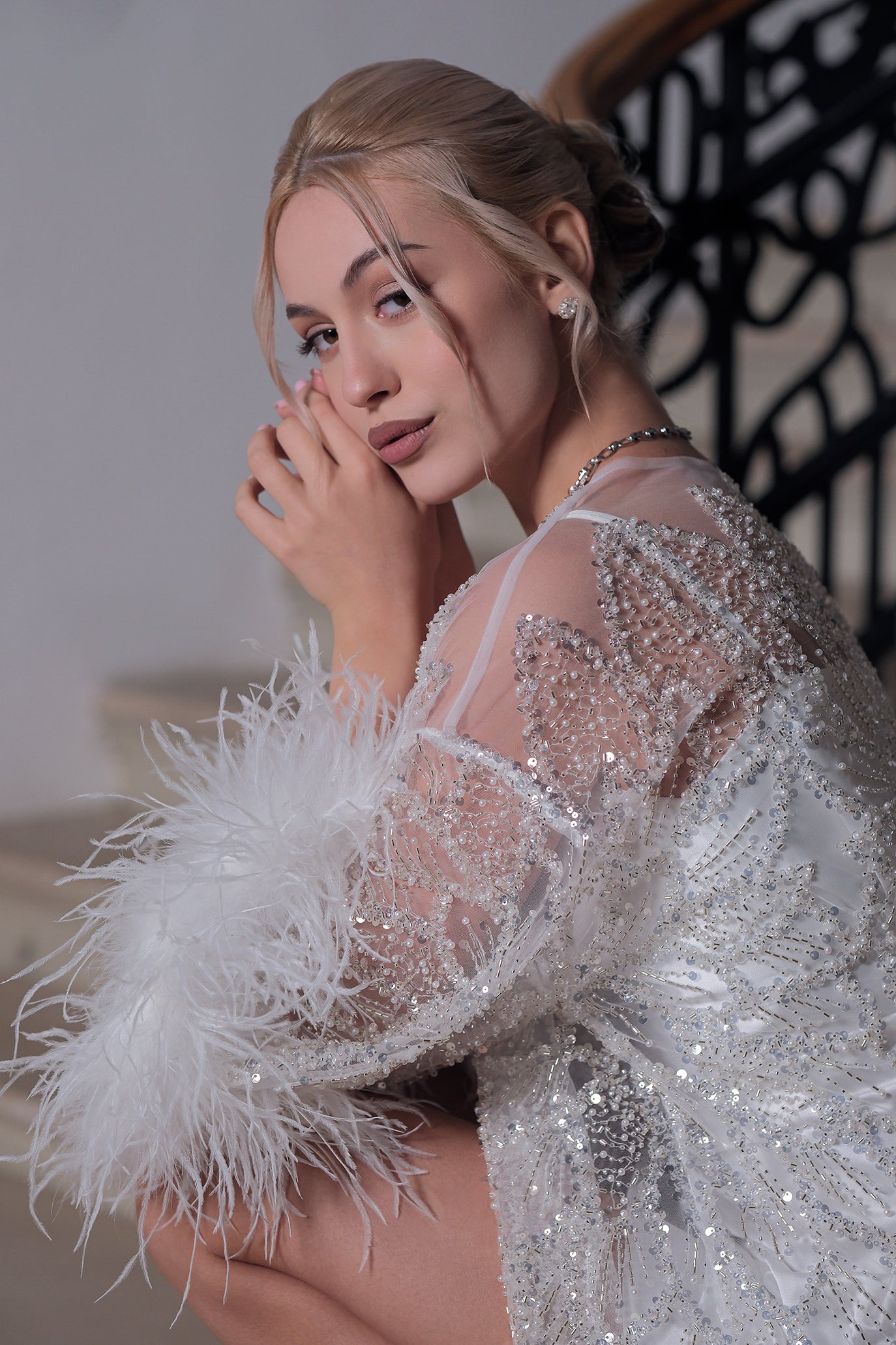 Ръчно изработена жилетка в бяло с пера: Luxury Eve