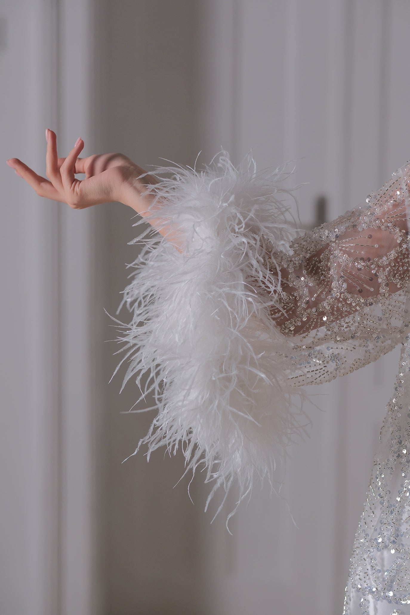 Ръчно изработена жилетка в бяло с пера: Luxury Eve