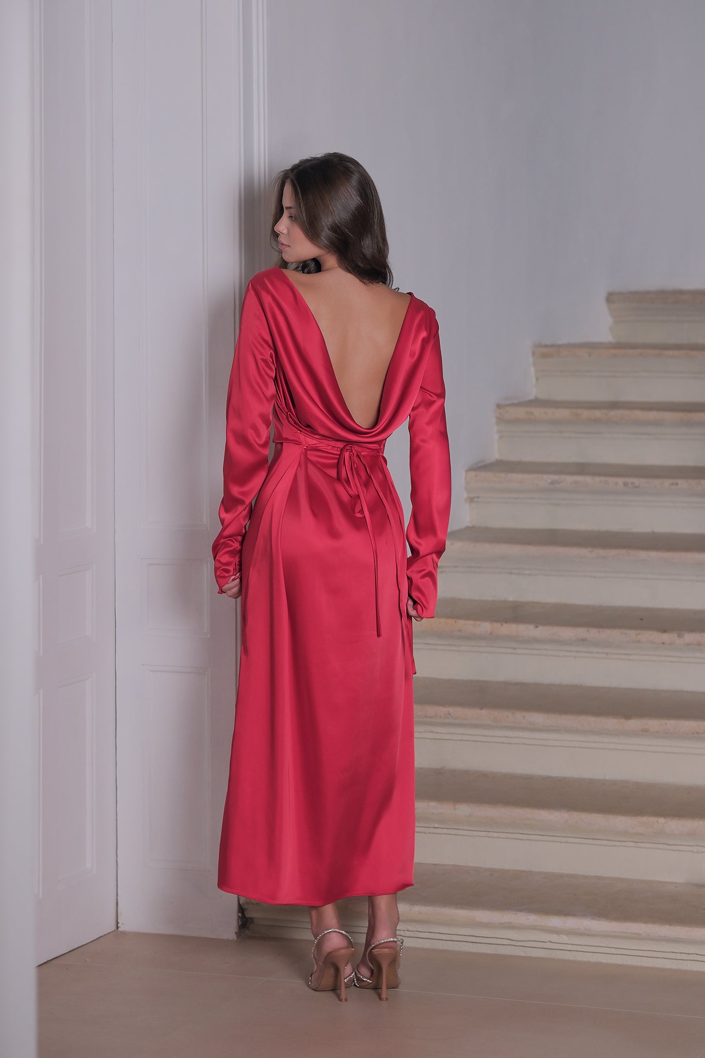 Дълга рокля с ефектен гръб в червено: Glowelle