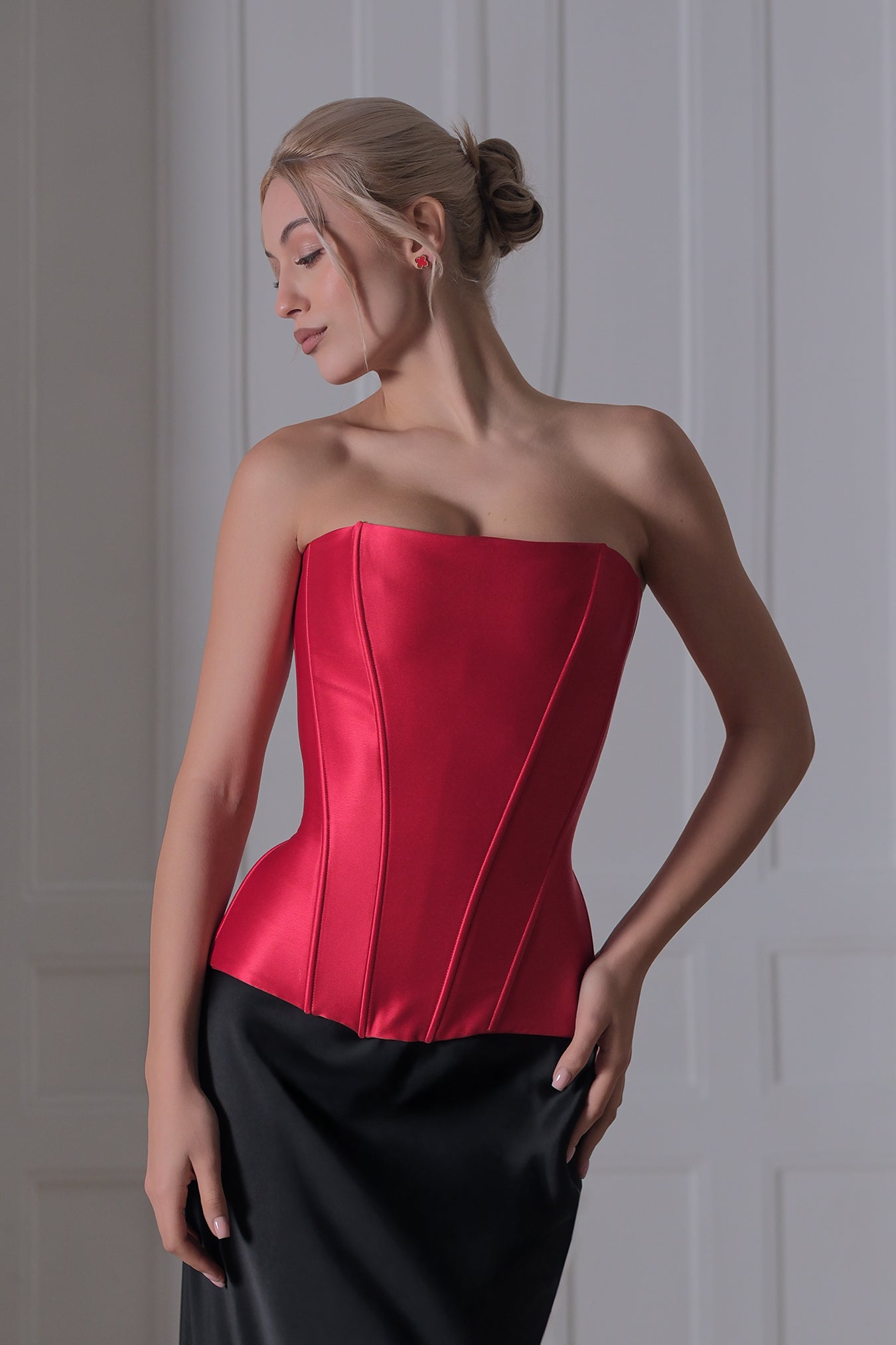 Сатенен корсет в червено: Dioris