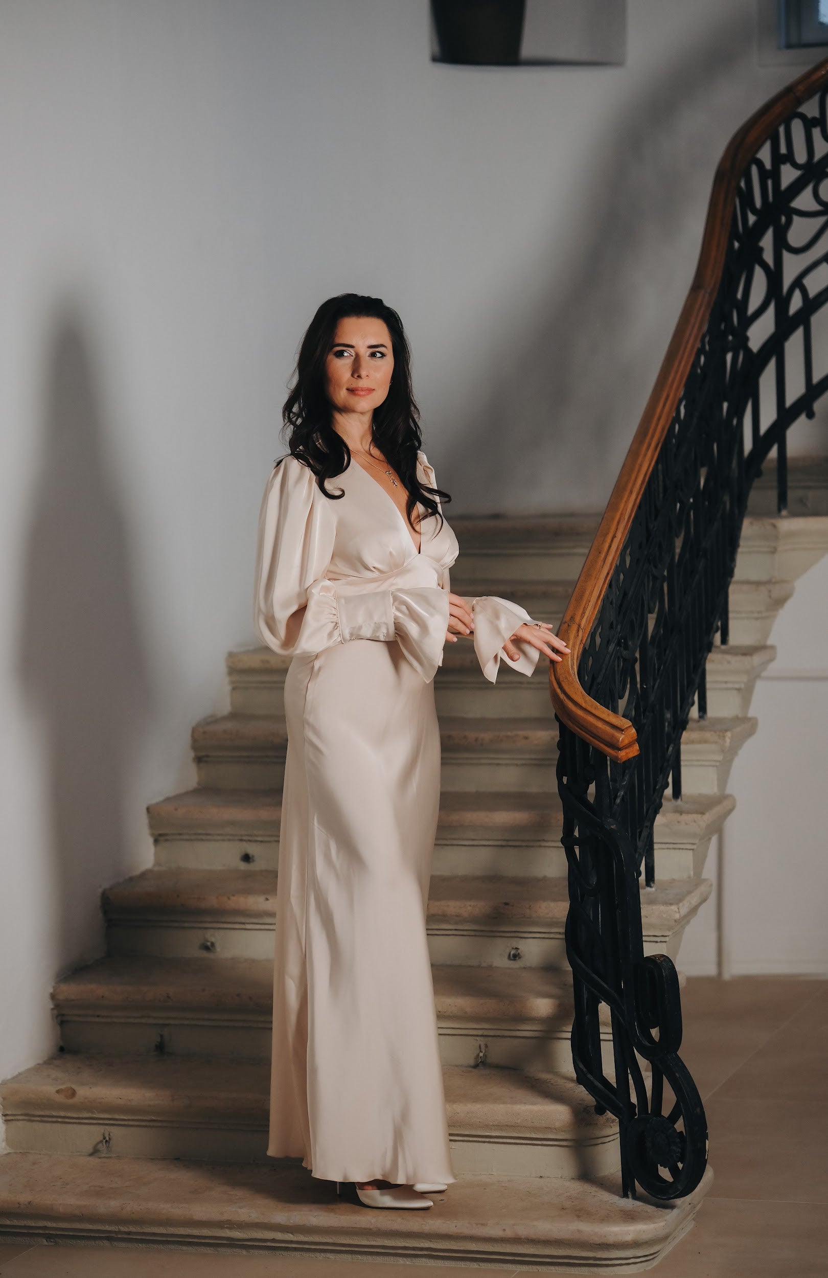 Elegant minimalist dress in cream color: Unéa