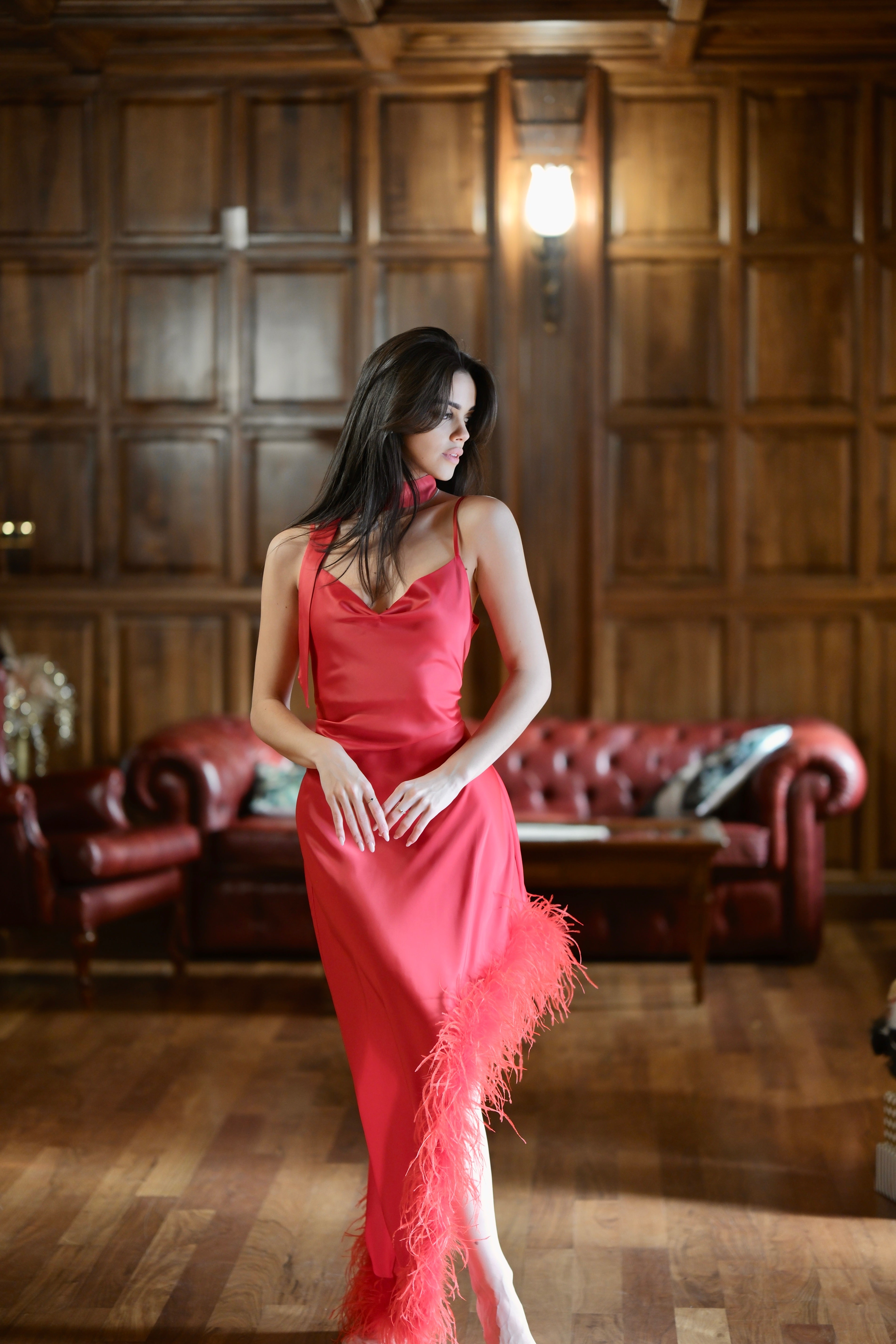 Асиметрична рокля в червено: Glowin Feathers